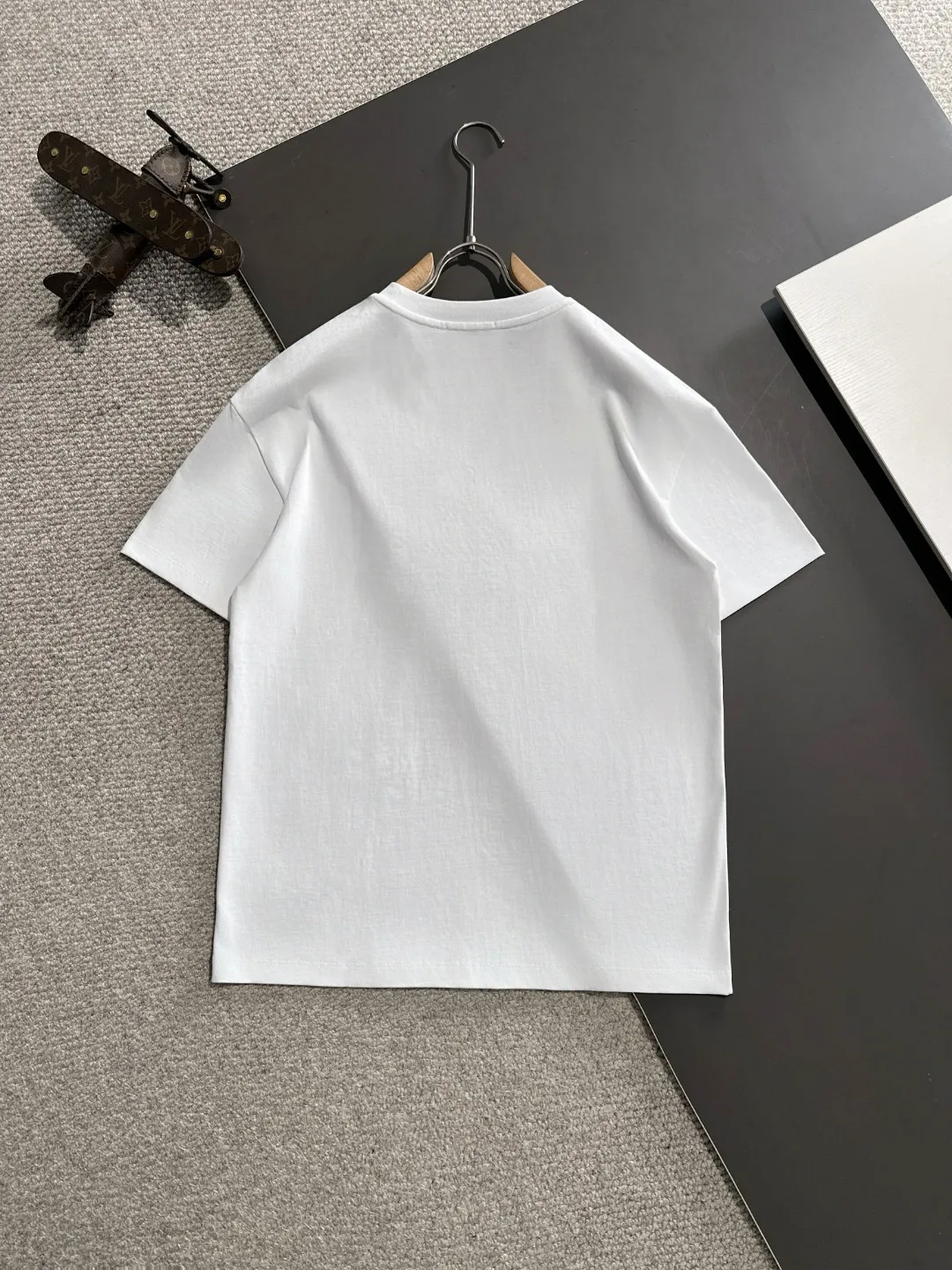 🅿️270 shipped next day P Dior 2025 spring and summer new style (top quality, differentiated currency) launches 260g double yarn pure cotton short-sleeved fabric, early spring catwalk style, personalized and exclusive style, same style for men and women, using imported custom dyed fabric, chain bottom back collar, fully shoulder-covering, no deformation or shrinkage when exposed to water, SIZE: M to 4XL