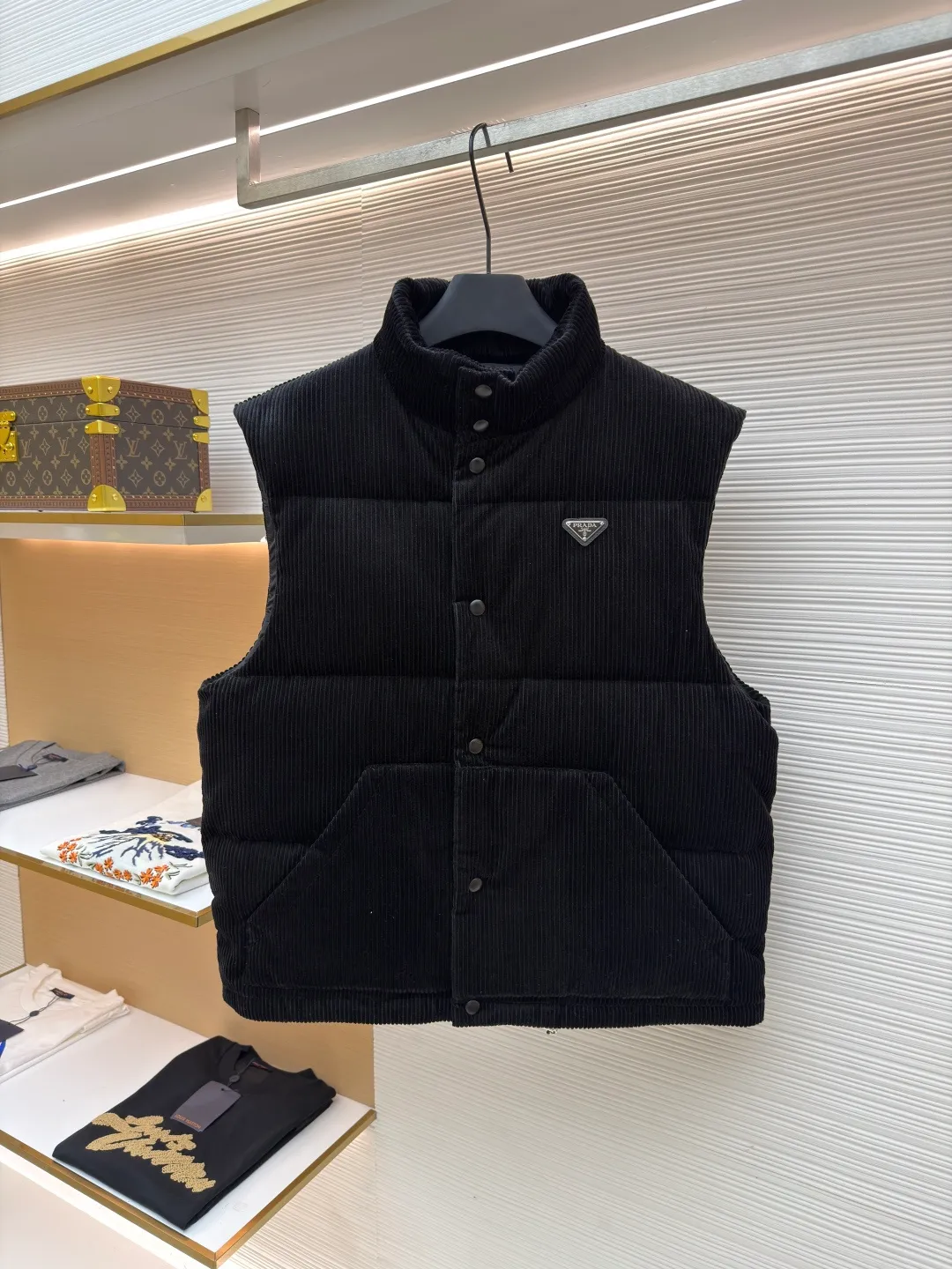 Prada corduroy down vest ●Original version: purchased and developed for 9999 ●Item number: 1681147-C55 ●Fabric: white duck down fabric ●Technology: mechanical down filling ●Version: fitted version ●Weight: about 835 grams ●Size: S-M-L-XL ●Description: The corduroy fabric is made of cotton fiber. It has obvious vertical stripes on the surface. It is soft to the touch and full of three-dimensional feeling. It is also warm and durable, has strong color expression, and has a retro and fashionable temperament. It is filled fully and evenly with 90 white duck down and weighs 170g. Corduroy is a pain point in production. The fabric light difference, smoothness difference and loss are very large. The fabric is custom-woven and dyed without worrying about color difference. After the fabric density is in place, there is no doubt about the drape. From the texture and hand feel, the alloy version is made. The overall wiring is straight and delicate, the fabric is comfortable and soft, and the color is consistent without color difference. It can be matched with the same style to create a fashionable look and control various occasions. Customized accessories, complete with three standards, same style for men and women!