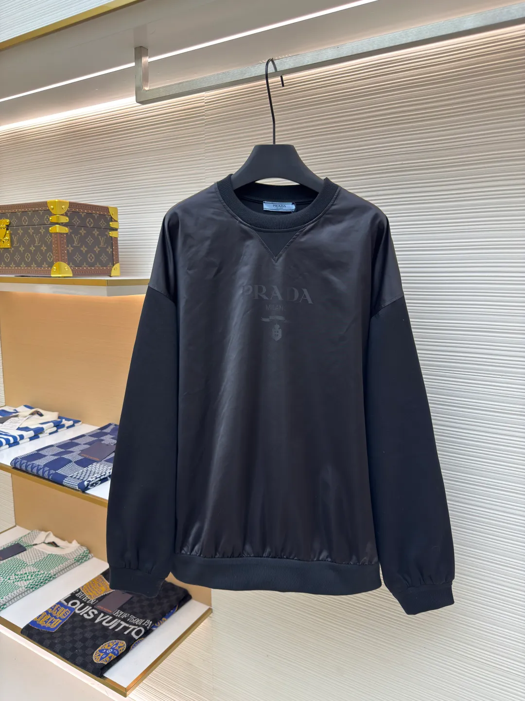 Prada Milano patchwork sweatshirt ●Authentic product: Purchased and developed for 2999 ●Item number: 1680299-A80 ●Fabric: double-woven protein acrylic cotton fabric ●Technology: splicing ●Version: fitted version ●Weight: about 660 grams ●Size: S-M-L-XL ●Description: Customized double-woven protein acrylic cotton and jacquard digital nylon fantasy material with excellent texture and comfortable skin fit The classic black tone exudes an innate sense of high-end. The iconic Prada Milano pops out on the chest. The outline of the letters is looming. It complements the unique design of the triangle area on the neckline to add brand recognition. It exudes an unparalleled noble atmosphere and is a symbol of Milan fashion. It deconstructs the attitude of modern gentlemen and the fabric jacquard process. By weaving Prada Miland textile technology on the fabric surface, it controls the interweaving of warp and weft lines and precisely controls the interlacing density and tension of the yarn to make it more three-dimensional. Needle and shuttle splicing technology can make full use of the respective advantages of knitted fabrics and woven fabrics. By choosing the appropriate sewing process and stitches, it can ensure that the splicing parts are strong and beautiful. The fabrics have been washed, have a better hand feel, are not easy to deform, are not easy to shrink, are not easy to fade, and maintain long-term beauty. The overall wiring is straight and delicate, the fabric is comfortable and soft, and the color is consistent without color difference. It can be matched with the same style to create a fashionable look and control various occasions. Customized accessories, complete with three standards, same style for men and women!