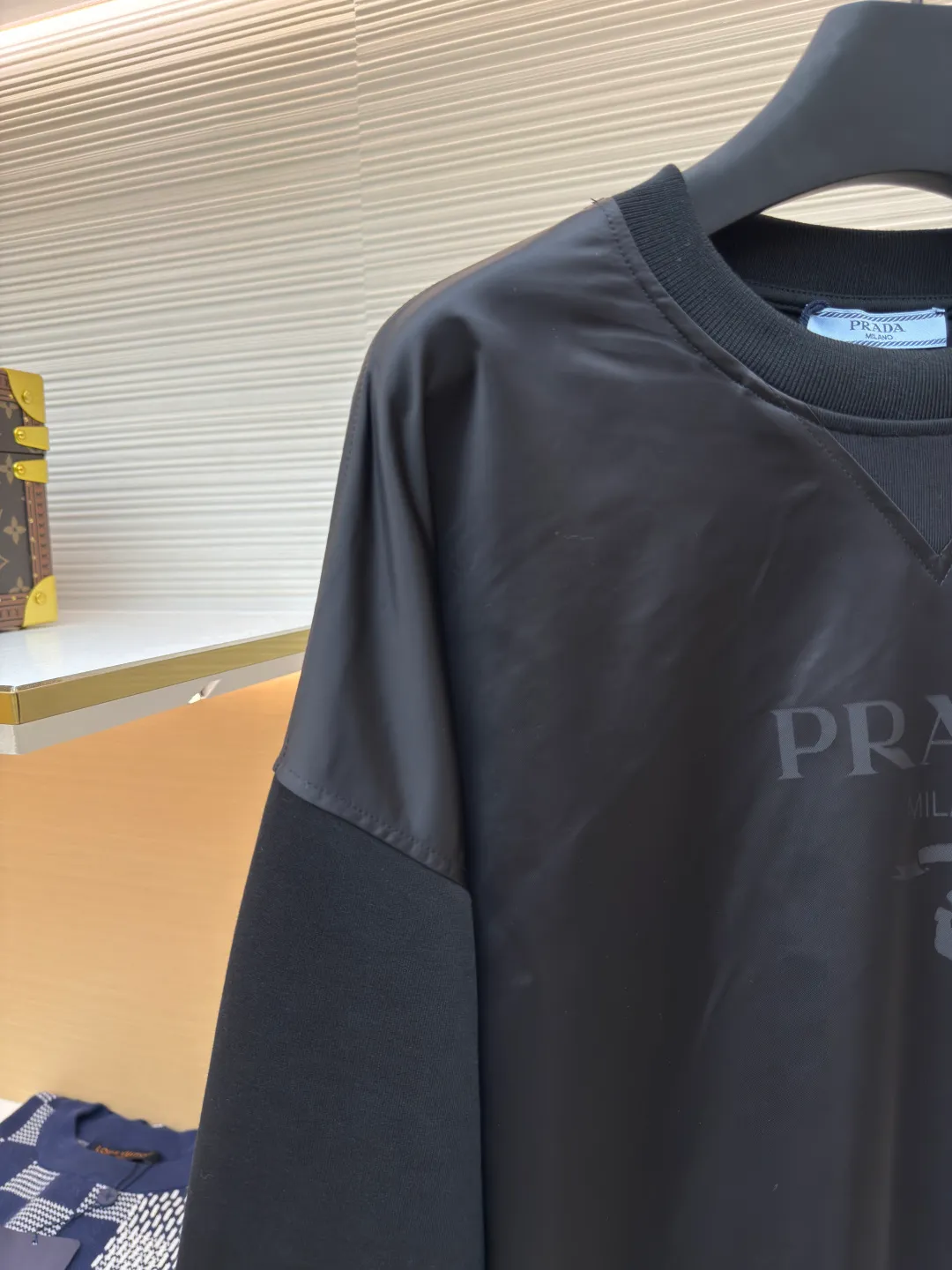 Prada Milano patchwork sweatshirt ●Authentic product: Purchased and developed for 2999 ●Item number: 1680299-A80 ●Fabric: double-woven protein acrylic cotton fabric ●Technology: splicing ●Version: fitted version ●Weight: about 660 grams ●Size: S-M-L-XL ●Description: Customized double-woven protein acrylic cotton and jacquard digital nylon fantasy material with excellent texture and comfortable skin fit The classic black tone exudes an innate sense of high-end. The iconic Prada Milano pops out on the chest. The outline of the letters is looming. It complements the unique design of the triangle area on the neckline to add brand recognition. It exudes an unparalleled noble atmosphere and is a symbol of Milan fashion. It deconstructs the attitude of modern gentlemen and the fabric jacquard process. By weaving Prada Miland textile technology on the fabric surface, it controls the interweaving of warp and weft lines and precisely controls the interlacing density and tension of the yarn to make it more three-dimensional. Needle and shuttle splicing technology can make full use of the respective advantages of knitted fabrics and woven fabrics. By choosing the appropriate sewing process and stitches, it can ensure that the splicing parts are strong and beautiful. The fabrics have been washed, have a better hand feel, are not easy to deform, are not easy to shrink, are not easy to fade, and maintain long-term beauty. The overall wiring is straight and delicate, the fabric is comfortable and soft, and the color is consistent without color difference. It can be matched with the same style to create a fashionable look and control various occasions. Customized accessories, complete with three standards, same style for men and women!
