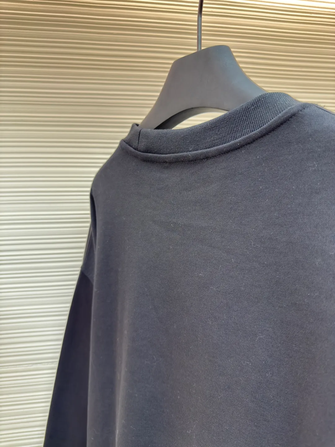 Prada Milano patchwork sweatshirt ●Authentic product: Purchased and developed for 2999 ●Item number: 1680299-A80 ●Fabric: double-woven protein acrylic cotton fabric ●Technology: splicing ●Version: fitted version ●Weight: about 660 grams ●Size: S-M-L-XL ●Description: Customized double-woven protein acrylic cotton and jacquard digital nylon fantasy material with excellent texture and comfortable skin fit The classic black tone exudes an innate sense of high-end. The iconic Prada Milano pops out on the chest. The outline of the letters is looming. It complements the unique design of the triangle area on the neckline to add brand recognition. It exudes an unparalleled noble atmosphere and is a symbol of Milan fashion. It deconstructs the attitude of modern gentlemen and the fabric jacquard process. By weaving Prada Miland textile technology on the fabric surface, it controls the interweaving of warp and weft lines and precisely controls the interlacing density and tension of the yarn to make it more three-dimensional. Needle and shuttle splicing technology can make full use of the respective advantages of knitted fabrics and woven fabrics. By choosing the appropriate sewing process and stitches, it can ensure that the splicing parts are strong and beautiful. The fabrics have been washed, have a better hand feel, are not easy to deform, are not easy to shrink, are not easy to fade, and maintain long-term beauty. The overall wiring is straight and delicate, the fabric is comfortable and soft, and the color is consistent without color difference. It can be matched with the same style to create a fashionable look and control various occasions. Customized accessories, complete with three standards, same style for men and women!