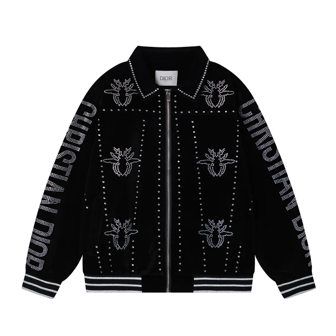 🅿️560 DIOR Dior’s 2024 autumn and winter new men’s baseball uniform⚾️jackets are on sale at the counter simultaneously! Customized exclusive gold velvet fabric, panoramic logo hot diamond design! Simple and elegant, easy to match and versatile, extremely high-grade, perfectly integrated into fashion and style, it is a top-notch fashionable style that is perfect for outer wear! The whole thing gives people a natural feeling! The ultimate classic and versatile jacket, using the latest three-dimensional logo elements to highlight the concave and convex texture! The ultimate heavy work, the ultimate perfection! Fans who pursue high quality should rush to buy it by themselves, and we sincerely invite all fans who know the goods to appreciate this model together! ! Size: L-2XL