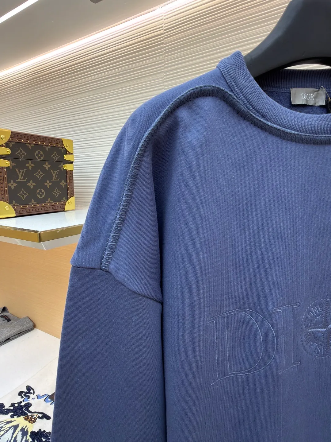 Dior stone co-branded embroidered sweatshirt ●Original version: Purchased and developed for 15500 ●Item number: 1682509-A65 ●Material: terry bottom sweatshirt fabric ●Technology: embroidery production ●Color: blue ●Version: fitted version ●Weight: about 725 grams ●Size: XS-S-M-L ●Description: The fabric is made of [32s double-strand large terry bottom sweatshirt cloth] with AB color [custom-dyed bulk fabric thread blue], the bottom is made of [fleece shearing and ironing process], matching [21s double yarn 1*1 cotton rootless thread], the front panel is embroidered with [Tajima embroidery machine imported from Japan] [ The surface of the rayon thread is padded with a film and three-dimensional overlocking embroidery method], the wavy edge of the front panel is made of [special pattern machine], [6 strands of thick cotton thread are picked and stitched], the hem cuff thread is made of [21s combed cotton yarn dyed on the fabric color], [12-cylinder horizontal loom double-thread needle-drawing and single-thread jacquard method]. The overall wiring is straight and delicate, the fabric is comfortable and soft, and the color is consistent without color difference. It can be matched with the same style to create a fashionable look and control various occasions. Customized accessories, complete with three standards, same style for men and women!