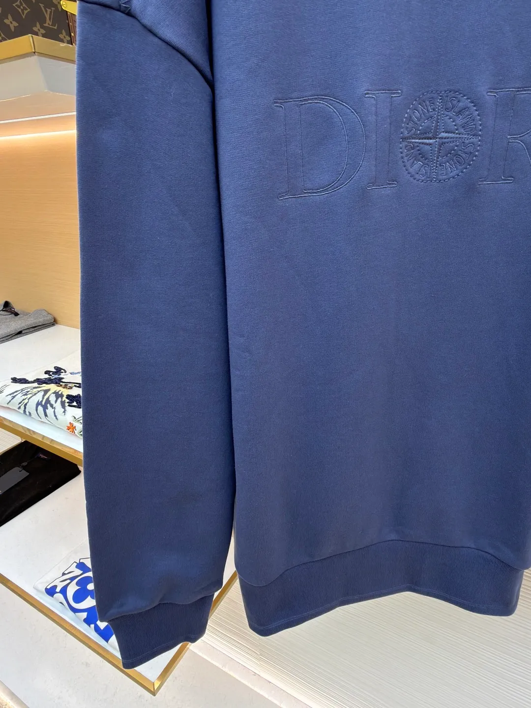 Dior stone co-branded embroidered sweatshirt ●Original version: Purchased and developed for 15500 ●Item number: 1682509-A65 ●Material: terry bottom sweatshirt fabric ●Technology: embroidery production ●Color: blue ●Version: fitted version ●Weight: about 725 grams ●Size: XS-S-M-L ●Description: The fabric is made of [32s double-strand large terry bottom sweatshirt cloth] with AB color [custom-dyed bulk fabric thread blue], the bottom is made of [fleece shearing and ironing process], matching [21s double yarn 1*1 cotton rootless thread], the front panel is embroidered with [Tajima embroidery machine imported from Japan] [ The surface of the rayon thread is padded with a film and three-dimensional overlocking embroidery method], the wavy edge of the front panel is made of [special pattern machine], [6 strands of thick cotton thread are picked and stitched], the hem cuff thread is made of [21s combed cotton yarn dyed on the fabric color], [12-cylinder horizontal loom double-thread needle-drawing and single-thread jacquard method]. The overall wiring is straight and delicate, the fabric is comfortable and soft, and the color is consistent without color difference. It can be matched with the same style to create a fashionable look and control various occasions. Customized accessories, complete with three standards, same style for men and women!