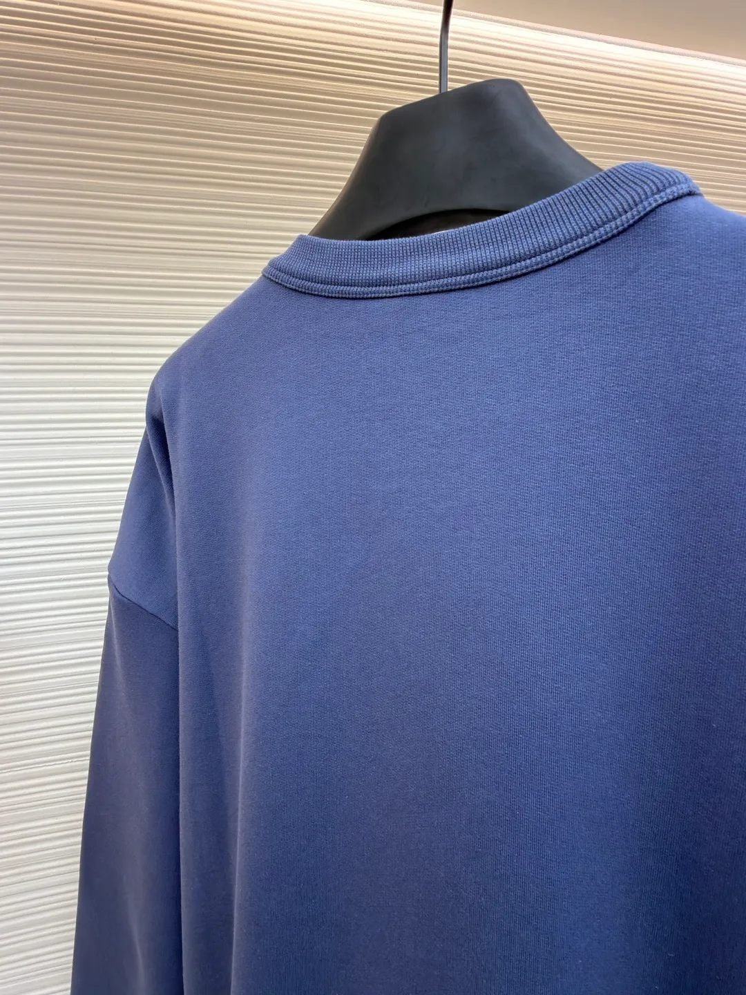 Dior stone co-branded embroidered sweatshirt ●Original version: Purchased and developed for 15500 ●Item number: 1682509-A65 ●Material: terry bottom sweatshirt fabric ●Technology: embroidery production ●Color: blue ●Version: fitted version ●Weight: about 725 grams ●Size: XS-S-M-L ●Description: The fabric is made of [32s double-strand large terry bottom sweatshirt cloth] with AB color [custom-dyed bulk fabric thread blue], the bottom is made of [fleece shearing and ironing process], matching [21s double yarn 1*1 cotton rootless thread], the front panel is embroidered with [Tajima embroidery machine imported from Japan] [ The surface of the rayon thread is padded with a film and three-dimensional overlocking embroidery method], the wavy edge of the front panel is made of [special pattern machine], [6 strands of thick cotton thread are picked and stitched], the hem cuff thread is made of [21s combed cotton yarn dyed on the fabric color], [12-cylinder horizontal loom double-thread needle-drawing and single-thread jacquard method]. The overall wiring is straight and delicate, the fabric is comfortable and soft, and the color is consistent without color difference. It can be matched with the same style to create a fashionable look and control various occasions. Customized accessories, complete with three standards, same style for men and women!
