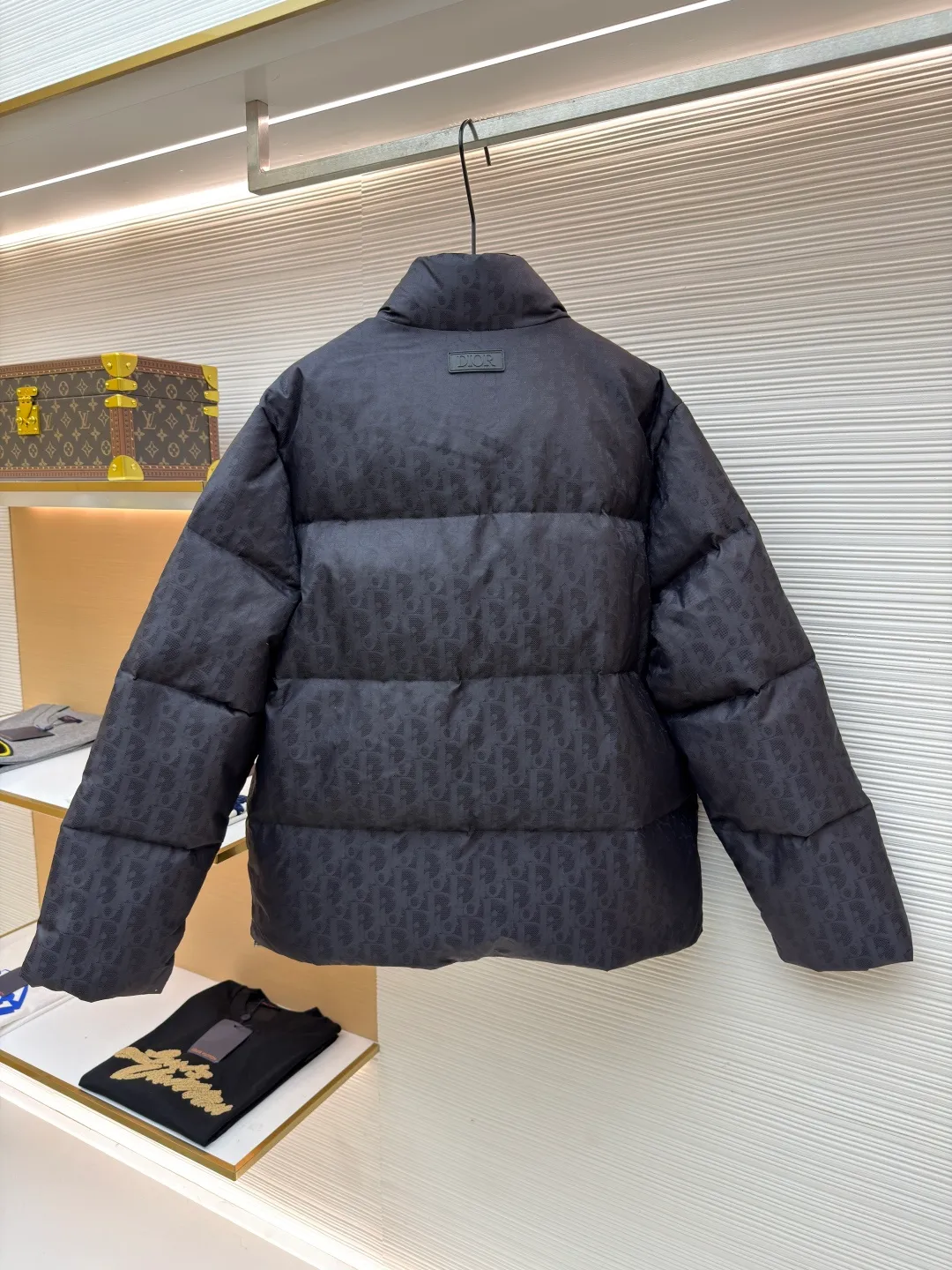 Dior presbyopic print down jacket ●Original version: Purchased and developed in 20999 ●Item number: 1681275-E20 ●Fabric: white duck down fabric ●Technology: mechanical down filling ●Color: black ●Version: fitted version ●Weight: about 975 grams ●Size: 46-48-50-52 ●Description: The fabric adopts scientific jacquard technology: laser jacquard technology is applied to the fabric to make the whole piece of clothing uneven and more three-dimensional. This technology not only improves the visual effect of the fabric, but also enhances its durability and comfort. Stand-up collar design: The stand-up collar design not only improves the thermal insulation performance, but also adds a sense of sophistication and neatness. This type of collar can well modify the neck line and show the wearer's elegance. Coverless secret pockets: The internal coverless secret pockets are cleverly integrated into the design. Not only is it practical and can hold some small items, but it also adds a low-key and refined feel to the overall shape through a concealed design. Printing process: Oblique printing is applied to the fabric through precise printing technology, perfectly integrated with the fabric, presenting a low-key and luxurious visual effect. Down filling: High-quality 90 white duck down is selected as the filling, and undergoes strict processing and screening to ensure the fluffiness and warmth of the down. Evenly fill the down into the inner bladder of the vest and fix it by sewing and taping. The overall wiring is straight and delicate, the fabric is comfortable and soft, and the color is consistent without color difference. It can be matched with the same style to create a fashionable look and control various occasions. Customized accessories, complete with three standards, same style for men and women!