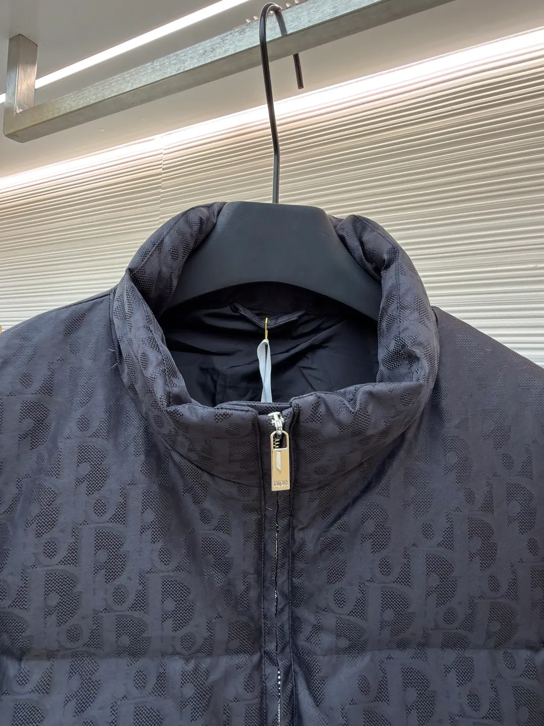 Dior presbyopic print down jacket ●Original version: Purchased and developed in 20999 ●Item number: 1681275-E20 ●Fabric: white duck down fabric ●Technology: mechanical down filling ●Color: black ●Version: fitted version ●Weight: about 975 grams ●Size: 46-48-50-52 ●Description: The fabric adopts scientific jacquard technology: laser jacquard technology is applied to the fabric to make the whole piece of clothing uneven and more three-dimensional. This technology not only improves the visual effect of the fabric, but also enhances its durability and comfort. Stand-up collar design: The stand-up collar design not only improves the thermal insulation performance, but also adds a sense of sophistication and neatness. This type of collar can well modify the neck line and show the wearer's elegance. Coverless secret pockets: The internal coverless secret pockets are cleverly integrated into the design. Not only is it practical and can hold some small items, but it also adds a low-key and refined feel to the overall shape through a concealed design. Printing process: Oblique printing is applied to the fabric through precise printing technology, perfectly integrated with the fabric, presenting a low-key and luxurious visual effect. Down filling: High-quality 90 white duck down is selected as the filling, and undergoes strict processing and screening to ensure the fluffiness and warmth of the down. Evenly fill the down into the inner bladder of the vest and fix it by sewing and taping. The overall wiring is straight and delicate, the fabric is comfortable and soft, and the color is consistent without color difference. It can be matched with the same style to create a fashionable look and control various occasions. Customized accessories, complete with three standards, same style for men and women!