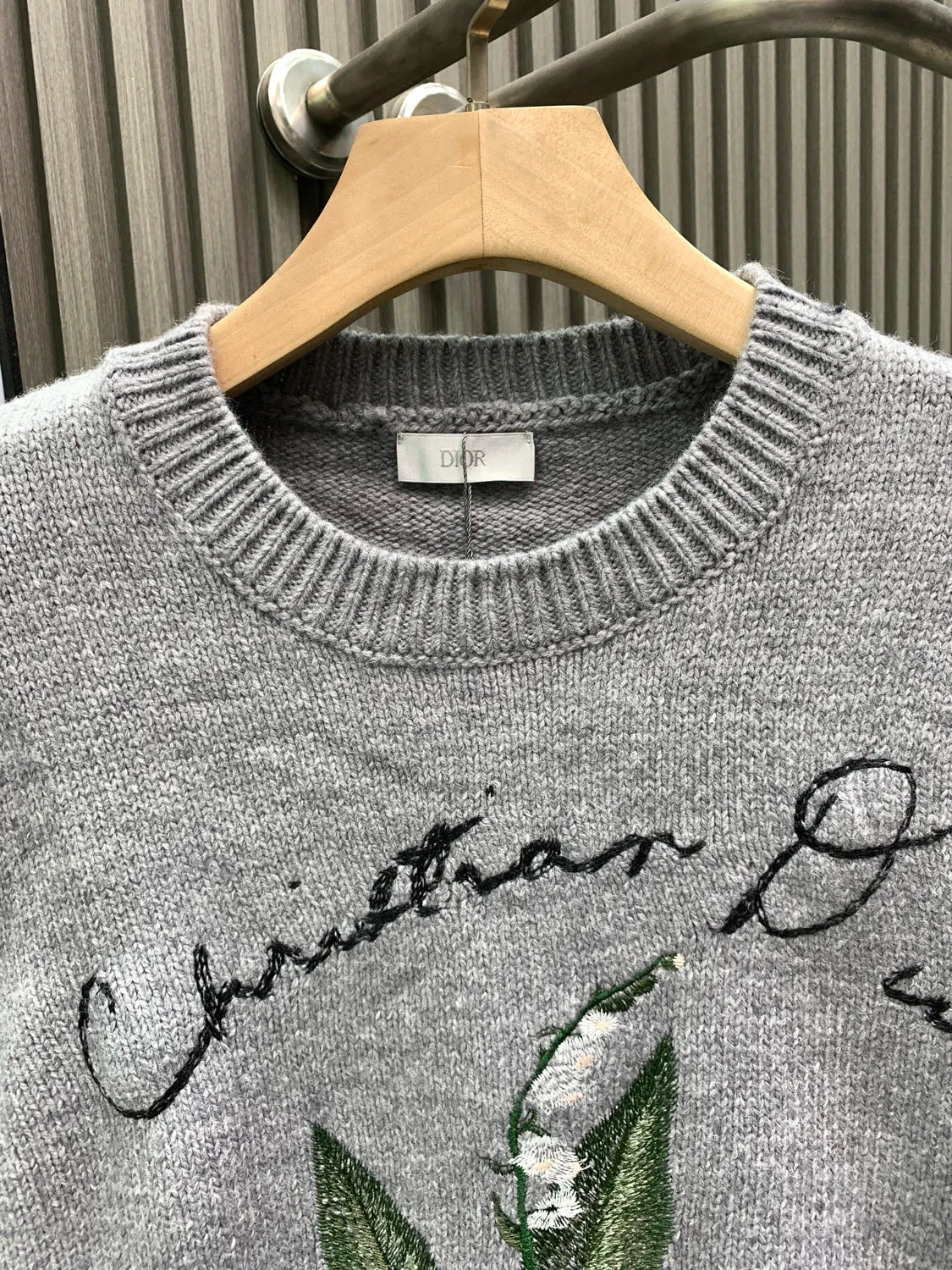 🅿️400 🀄️ DIOR Dio 2025 new autumn and winter new handmade shirt is decorated with exquisite lily of the valley flower embroidery, embellished with handwritten style Cistian logo and Lily of the Valley words to pay tribute to the beauty of plants. It is carefully made of gray blended plain handmade fabric. It is paired with a ribbed round neck, hem and cuffs. Special wool blended pilling yarn has a ball-by-ball effect. The color of light floral gray requires dyed yarn and the softness of the wool must be achieved. The yarn production period is 1 month. The embroidery is made of 12 colors. Real 10,000-needle embroidery. The full three-dimensionality is visible to the naked eye. In addition, the unique chain embroidery, flat embroidery and hollow embroidery are combined with multiple techniques to show the classic charm. It can be paired with jeans to create an everyday look or with trousers to create a more formal look. Cistian lily of the valley embroidered ribbed round neck, cuffs and hem