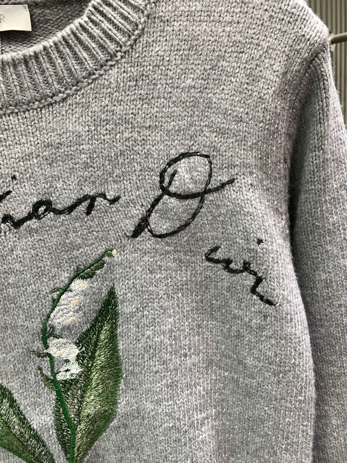 🅿️400 🀄️ DIOR Dio 2025 new autumn and winter new handmade shirt is decorated with exquisite lily of the valley flower embroidery, embellished with handwritten style Cistian logo and Lily of the Valley words to pay tribute to the beauty of plants. It is carefully made of gray blended plain handmade fabric. It is paired with a ribbed round neck, hem and cuffs. Special wool blended pilling yarn has a ball-by-ball effect. The color of light floral gray requires dyed yarn and the softness of the wool must be achieved. The yarn production period is 1 month. The embroidery is made of 12 colors. Real 10,000-needle embroidery. The full three-dimensionality is visible to the naked eye. In addition, the unique chain embroidery, flat embroidery and hollow embroidery are combined with multiple techniques to show the classic charm. It can be paired with jeans to create an everyday look or with trousers to create a more formal look. Cistian lily of the valley embroidered ribbed round neck, cuffs and hem