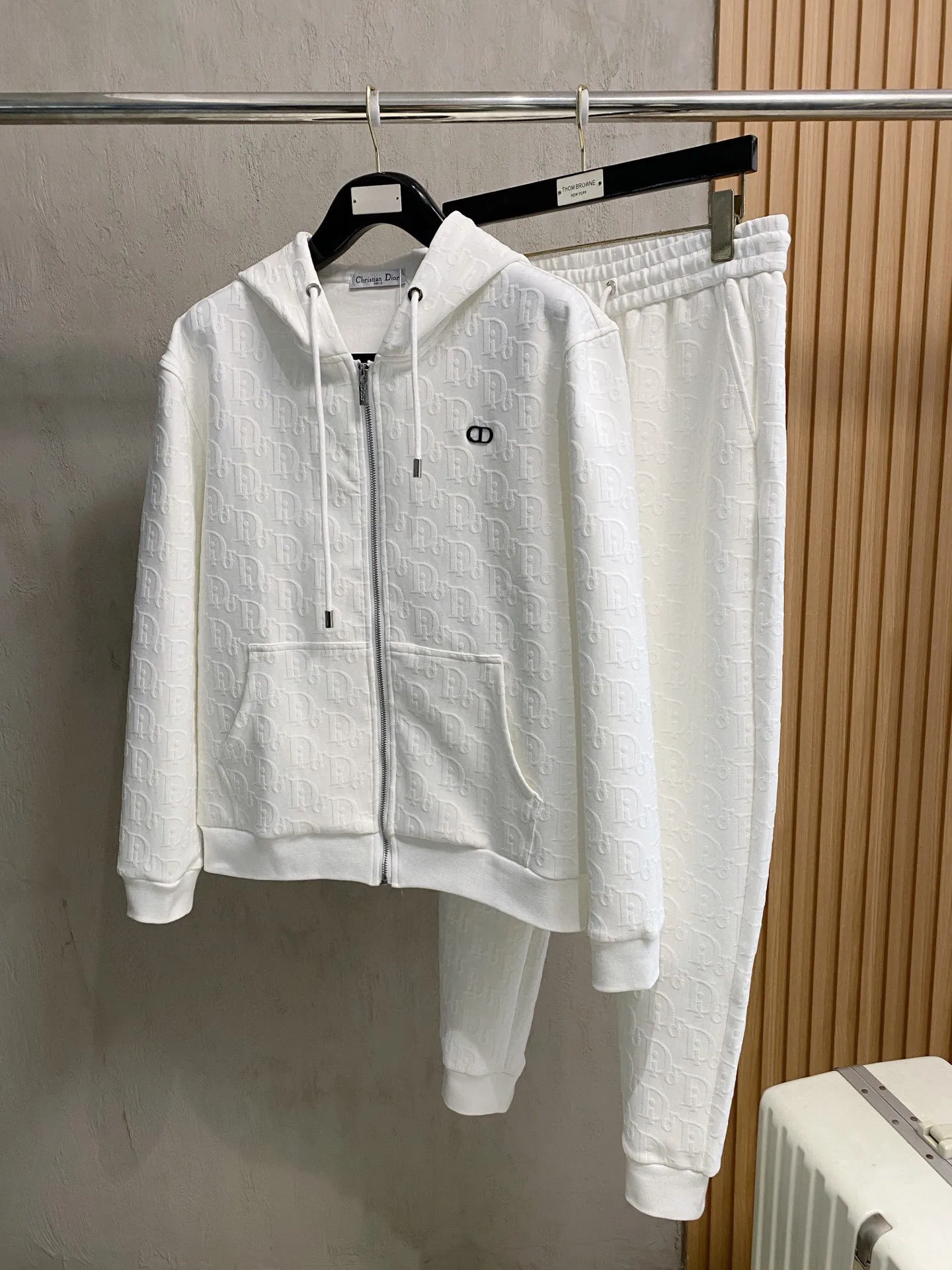 🅿️720 [DIOR Dior] Hot-selling suit is coming. Focus on the original version of the official website. 2025 new hot-selling cardigan and sweatshirt suit. The original order is the best 🇭🇰. It is the meticulous work of top designers for a fitting and perfect upper body effect. All-natural high-quality Tencel Roman cotton 100%, close-fitting comfort, noble and elegant! Original hardware embodies elegance and nobility! Counter size: M-3XL (maximum wear up to 190 pounds)