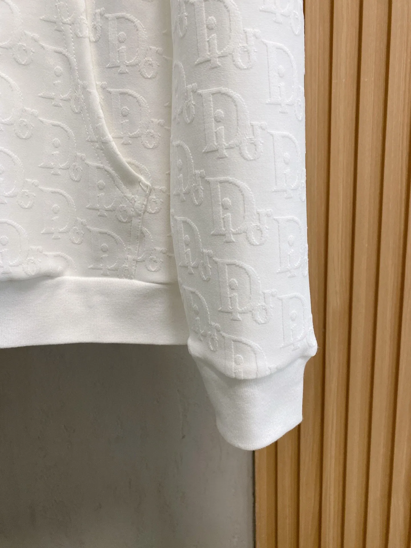 🅿️720 [DIOR Dior] Hot-selling suit is coming. Focus on the original version of the official website. 2025 new hot-selling cardigan and sweatshirt suit. The original order is the best 🇭🇰. It is the meticulous work of top designers for a fitting and perfect upper body effect. All-natural high-quality Tencel Roman cotton 100%, close-fitting comfort, noble and elegant! Original hardware embodies elegance and nobility! Counter size: M-3XL (maximum wear up to 190 pounds)