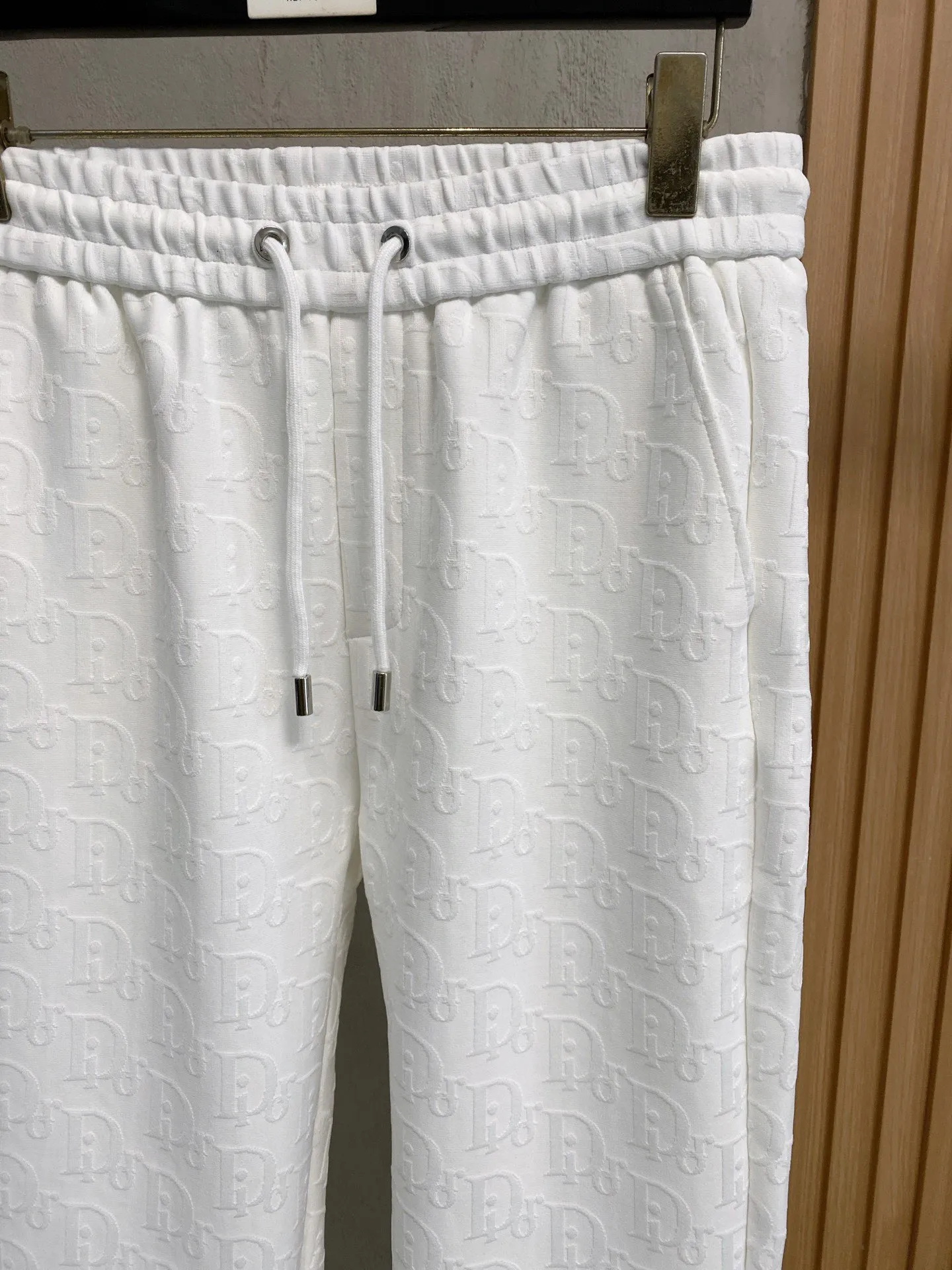 🅿️720 [DIOR Dior] Hot-selling suit is coming. Focus on the original version of the official website. 2025 new hot-selling cardigan and sweatshirt suit. The original order is the best 🇭🇰. It is the meticulous work of top designers for a fitting and perfect upper body effect. All-natural high-quality Tencel Roman cotton 100%, close-fitting comfort, noble and elegant! Original hardware embodies elegance and nobility! Counter size: M-3XL (maximum wear up to 190 pounds)