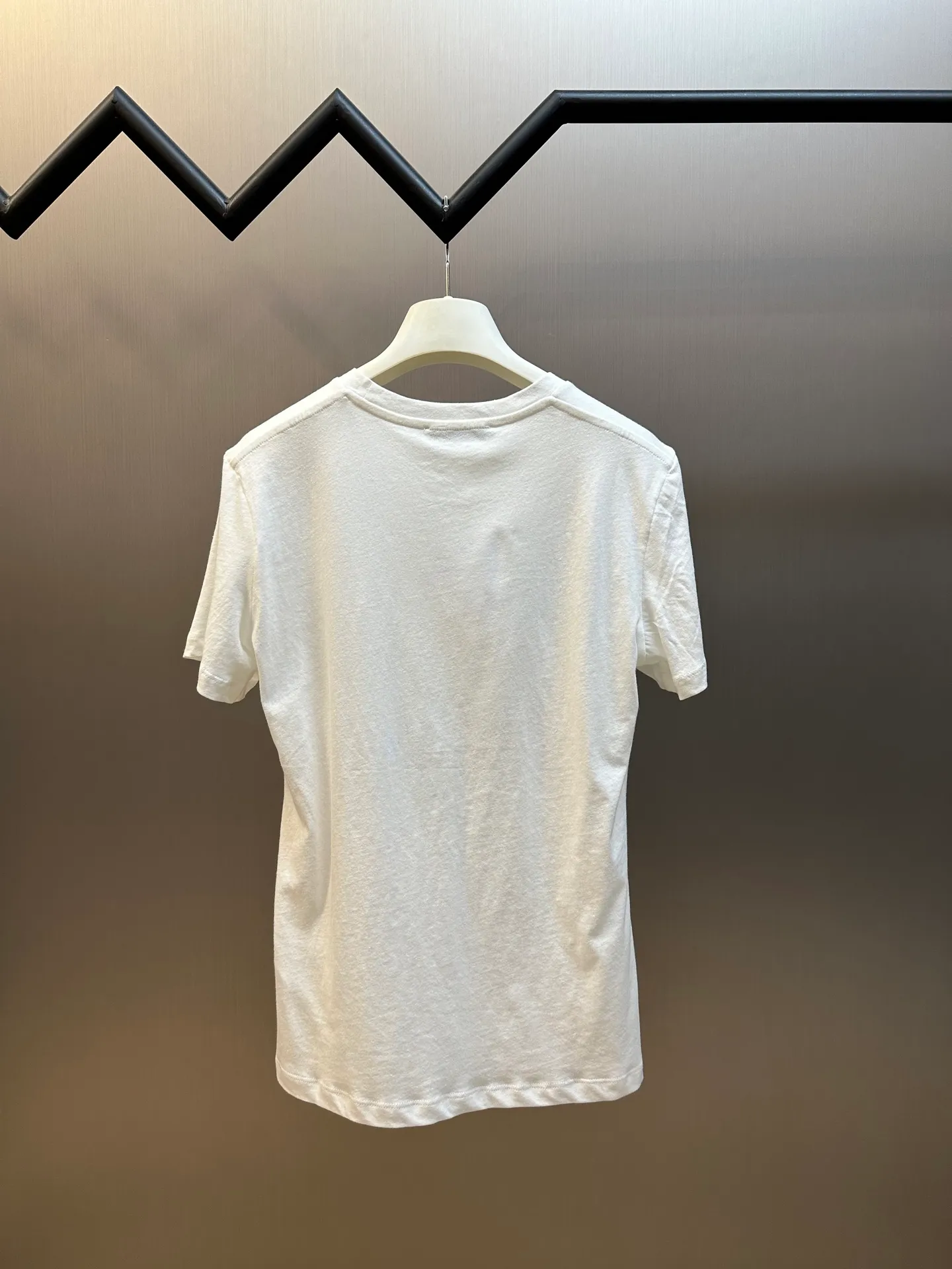 🅿️280 Dior souvenir printed short-sleeve This T-shirt comes from the Dioriviera Souvenir series, echoing the meaning of the series and paying tribute to Mr. Dior's passion for travel. Decorated with brightly colored images of Paris, it reflects the captivating, joyful and timeless charm of this destination.  size：s m l