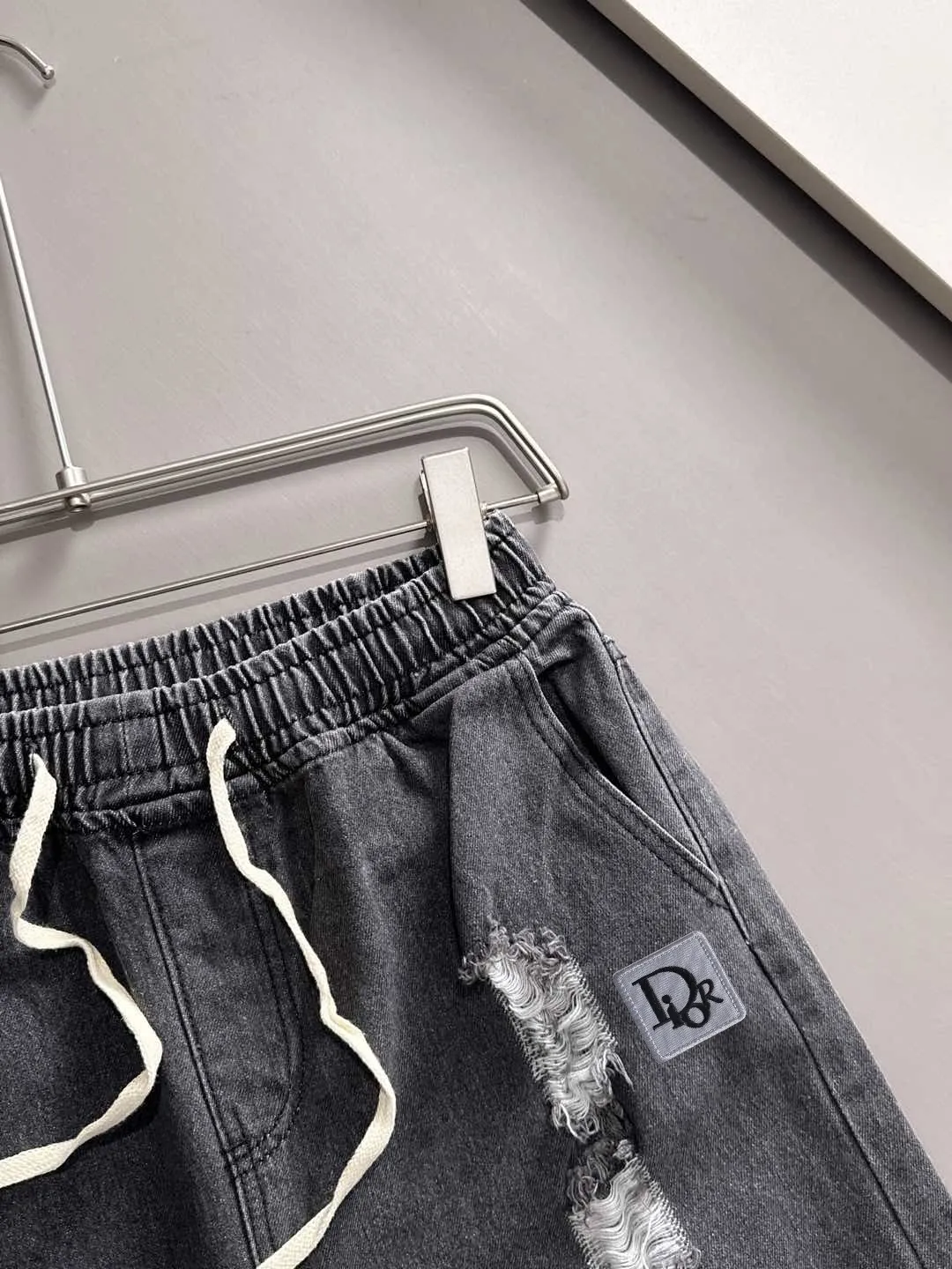 🅿️330 Dior's 2025 summer new jeans denim shorts are produced using imported Japanese Denim plain cotton denim fabrics, complete with three standards, and the top stonewashing process makes the texture reach the old taste of the 1980s, soft, delicate, comfortable and breathable.
