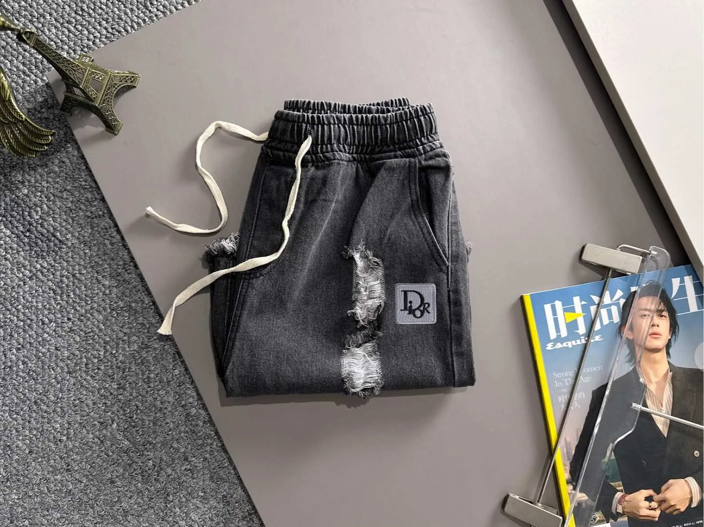 🅿️330 Dior's 2025 summer new jeans denim shorts are produced using imported Japanese Denim plain cotton denim fabrics, complete with three standards, and the top stonewashing process makes the texture reach the old taste of the 1980s, soft, delicate, comfortable and breathable.
