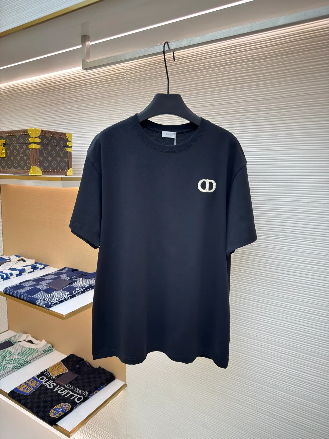 DIOR CD letter embroidery round neck short sleeves ●Authentic product: Purchased and developed for 5400 ●Item number: 1680437-A00 ●Fabric: pure cotton fabric ●Technology: embroidery process ●Version: fitted version ●Weight: about 320 grams ●Size: XS-S-M-L ●Description: The color is custom-woven and dyed, and the "CD" design on the chest. A perfect fashionable and trendy item! The oversize version is very slimming and can be worn with a T-skirt or shorts. Who wouldn’t love it? The texture of the customized fabric is super versatile and can be worn in all seasons. The overall routing is straight and delicate, the fabric is comfortable and soft, and the color is consistent with no color difference. It can be matched with the same style to create a fashionable look and control various occasions. Customized accessories, complete with three labels, same style for men and women!