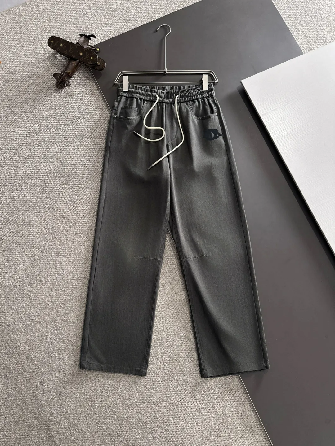 🅿️400 next day shipping Dior 2025 spring and summer new elastic band casual pants, thin counter custom fabrics, high breathability and comfort, impeccable details, brand element design concept, reflecting high quality. It feels delicate and soft! It presents a casual cut and the upper body shape is great! Size: M-4XL