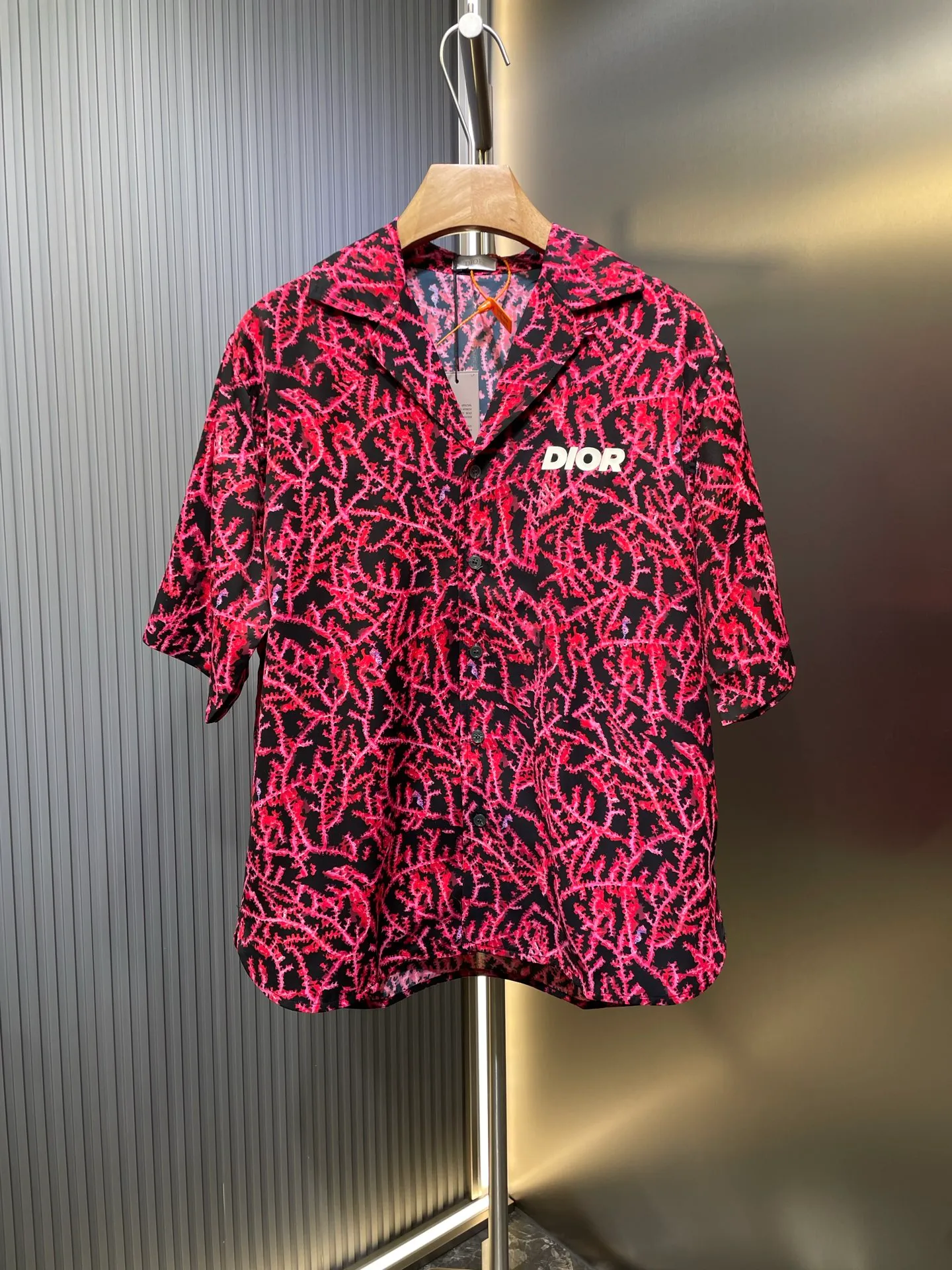 🅿️400 Dior 🌟【Top Original】Beach coral print logo suit shirt displays the coral pattern and reflects the magnificent beauty of the seabed in a graphic style. Crafted from black and red mulberry silk twill, it features Dior mother-of-pearl buttons, the Dior Italic signature on the chest and a rounded hem. The style is classic and comfortable and can be worn with the collection for a sophisticated look. Unisex size: s-xl