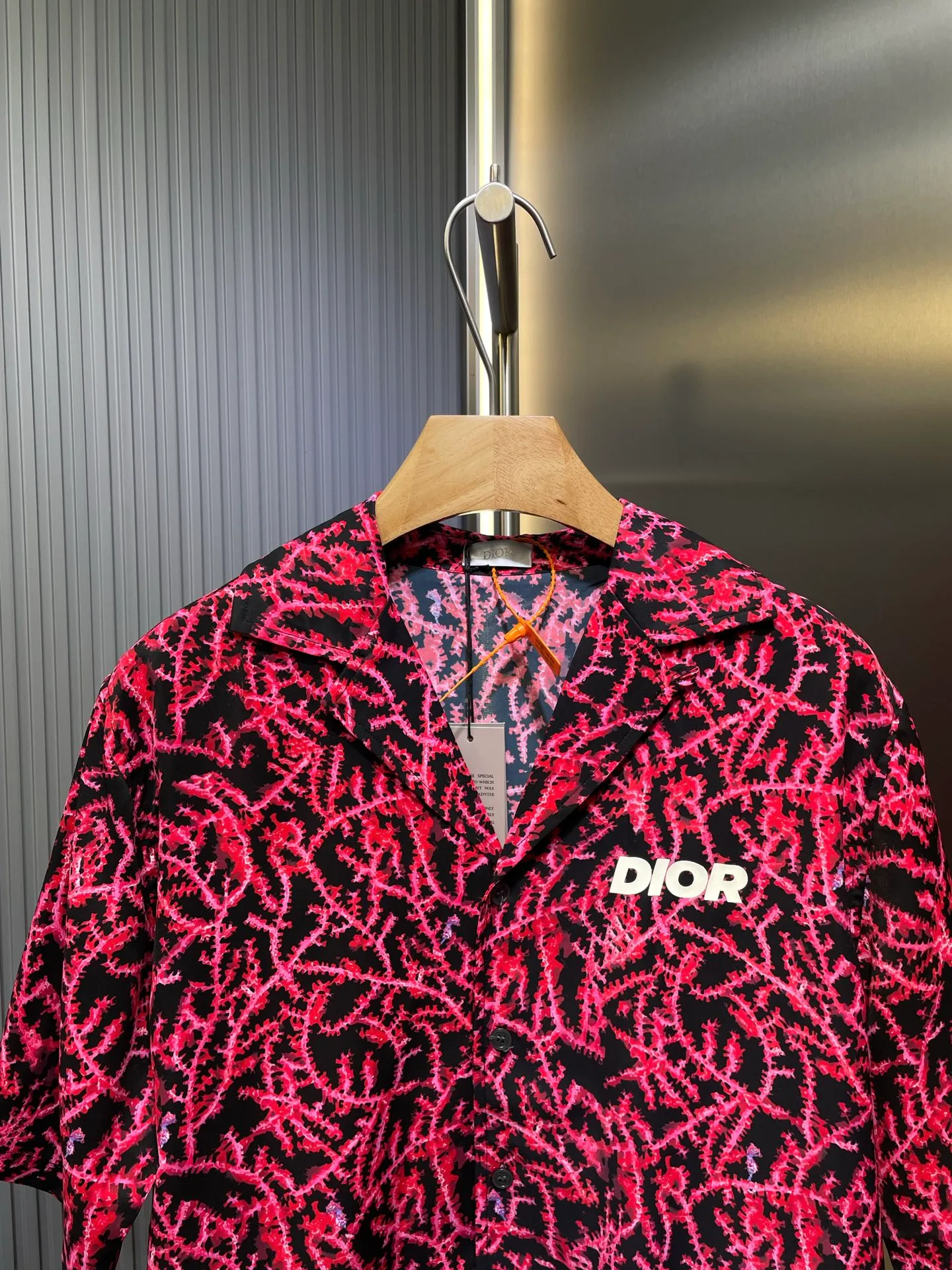 🅿️400 Dior 🌟【Top Original】Beach coral print logo suit shirt displays the coral pattern and reflects the magnificent beauty of the seabed in a graphic style. Crafted from black and red mulberry silk twill, it features Dior mother-of-pearl buttons, the Dior Italic signature on the chest and a rounded hem. The style is classic and comfortable and can be worn with the collection for a sophisticated look. Unisex size: s-xl