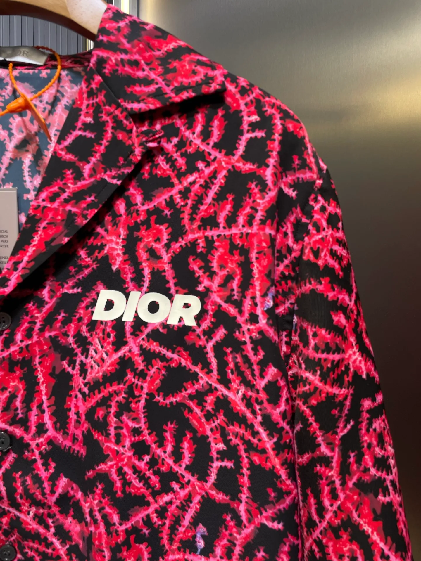 🅿️400 Dior 🌟【Top Original】Beach coral print logo suit shirt displays the coral pattern and reflects the magnificent beauty of the seabed in a graphic style. Crafted from black and red mulberry silk twill, it features Dior mother-of-pearl buttons, the Dior Italic signature on the chest and a rounded hem. The style is classic and comfortable and can be worn with the collection for a sophisticated look. Unisex size: s-xl