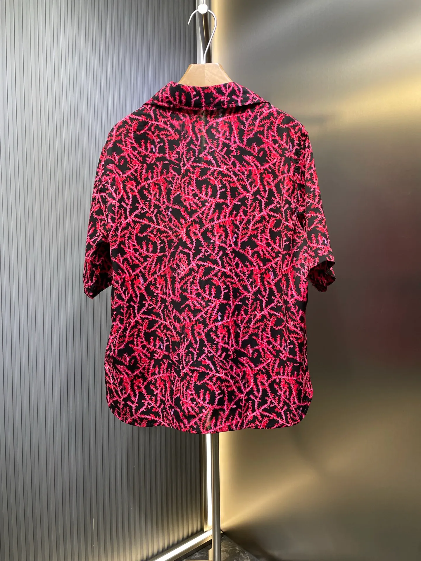 🅿️400 Dior 🌟【Top Original】Beach coral print logo suit shirt displays the coral pattern and reflects the magnificent beauty of the seabed in a graphic style. Crafted from black and red mulberry silk twill, it features Dior mother-of-pearl buttons, the Dior Italic signature on the chest and a rounded hem. The style is classic and comfortable and can be worn with the collection for a sophisticated look. Unisex size: s-xl