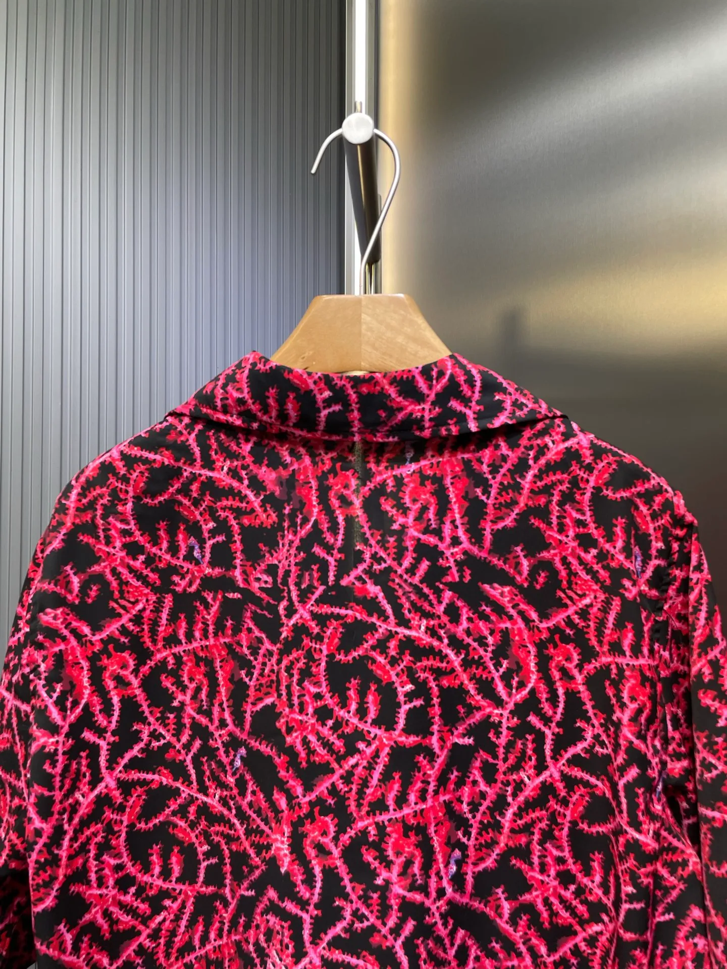 🅿️400 Dior 🌟【Top Original】Beach coral print logo suit shirt displays the coral pattern and reflects the magnificent beauty of the seabed in a graphic style. Crafted from black and red mulberry silk twill, it features Dior mother-of-pearl buttons, the Dior Italic signature on the chest and a rounded hem. The style is classic and comfortable and can be worn with the collection for a sophisticated look. Unisex size: s-xl