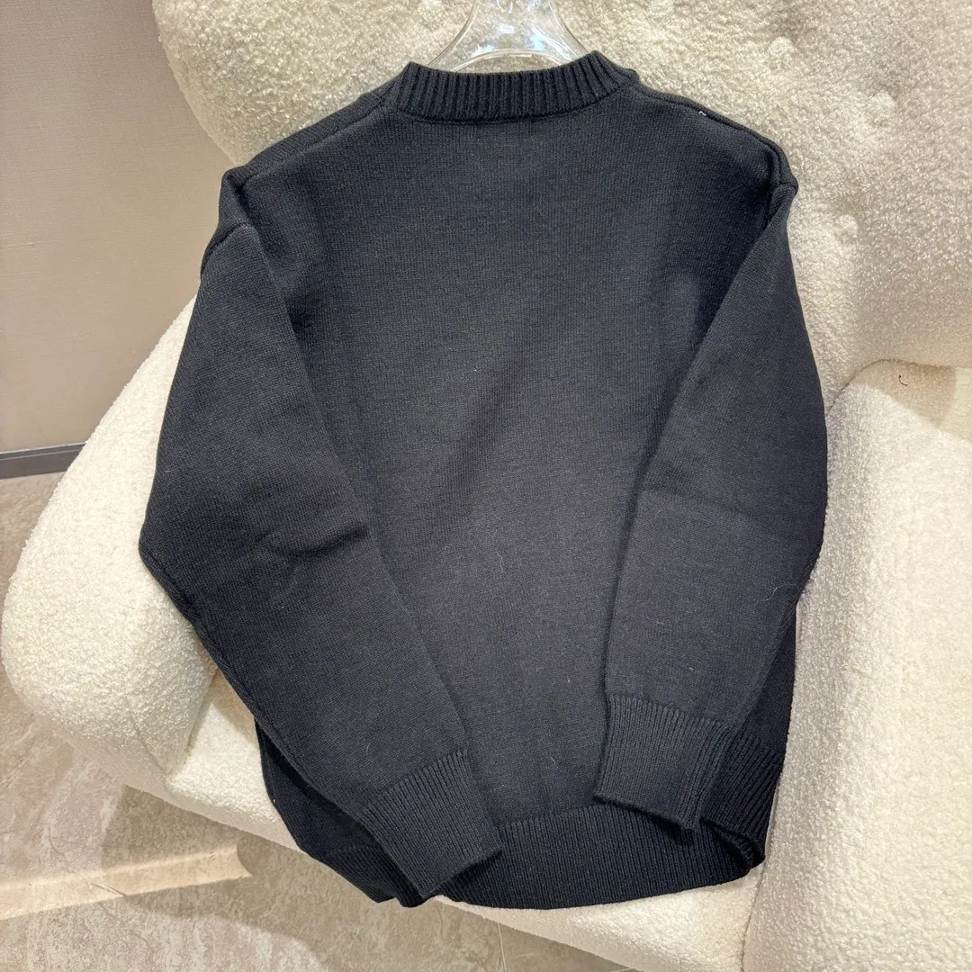 🅿️360 DIOR Dr 25 early spring new specimen embroidered crew neck sweater ⚠️Original purchase price of ¥46,000 Sheep wool blended wool Embellished with Archives Labels on the chest embroidery Ribbed round neck cuffs and hem Full set of accessories The sheep wool blended wool is made of 12S jacquard The sheep wool blended wool is a fabric made of mohair, nylon and sheep wool The wool itself has good thermal insulation properties. It still maintains the fiber structure after blending, giving it a soft and comfortable touch. The fabric has good elasticity, is soft and smooth, and has high gloss. It combines the wear resistance of multiple fibers to make the fabric more durable. It has moisture absorption, breathability, antibacterial, anti-wrinkle and other properties, extending its service life. The chest is decorated with Archives Labels embroidery. The water-soluble vacuum embroidery process is a unique embroidery technology, using water-soluble non-woven fabric as the base fabric. Use a computer embroidery machine to embroider patterns, use vacuum equipment to fix the embroidery work, and adjust the vacuum to show different three-dimensional effects. Put the fixed embroidery work into hot water to dissolve the water-soluble base fabric, leaving a three-dimensional embroidery pattern. Special washing process creates a soft feel. The whole body is made of high-elastic silk for garment connection. The special washing process makes the body of the garment elastic, and will not cause the clothes to become loose due to the washing process. Delicate feel. Tight weave. It is less prone to pilling than sweaters with a loose weave. The yarn feels soft and waxy, skin-friendly and gentle. A special washing process is used to soften the fabric. At the same time, the entire garment is connected with high elastic yarn, making the garment feel fluffy and soft without affecting the overall shape effect.