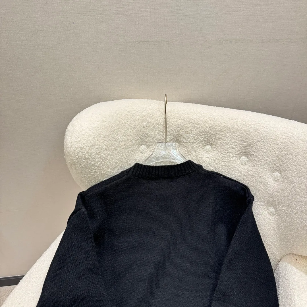 🅿️360 DIOR Dr 25 early spring new specimen embroidered crew neck sweater ⚠️Original purchase price of ¥46,000 Sheep wool blended wool Embellished with Archives Labels on the chest embroidery Ribbed round neck cuffs and hem Full set of accessories The sheep wool blended wool is made of 12S jacquard The sheep wool blended wool is a fabric made of mohair, nylon and sheep wool The wool itself has good thermal insulation properties. It still maintains the fiber structure after blending, giving it a soft and comfortable touch. The fabric has good elasticity, is soft and smooth, and has high gloss. It combines the wear resistance of multiple fibers to make the fabric more durable. It has moisture absorption, breathability, antibacterial, anti-wrinkle and other properties, extending its service life. The chest is decorated with Archives Labels embroidery. The water-soluble vacuum embroidery process is a unique embroidery technology, using water-soluble non-woven fabric as the base fabric. Use a computer embroidery machine to embroider patterns, use vacuum equipment to fix the embroidery work, and adjust the vacuum to show different three-dimensional effects. Put the fixed embroidery work into hot water to dissolve the water-soluble base fabric, leaving a three-dimensional embroidery pattern. Special washing process creates a soft feel. The whole body is made of high-elastic silk for garment connection. The special washing process makes the body of the garment elastic, and will not cause the clothes to become loose due to the washing process. Delicate feel. Tight weave. It is less prone to pilling than sweaters with a loose weave. The yarn feels soft and waxy, skin-friendly and gentle. A special washing process is used to soften the fabric. At the same time, the entire garment is connected with high elastic yarn, making the garment feel fluffy and soft without affecting the overall shape effect.