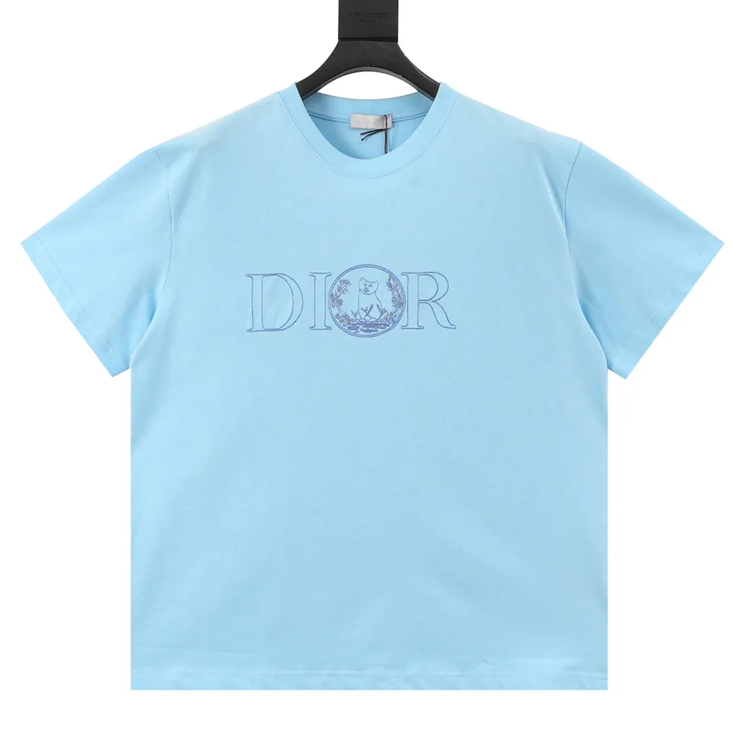 🅿️210 DIOR/Dior little blue cat embroidered short-sleeved T-shirt. Pure cotton double yarn fabric, using high-density thread embroidery, loose version, equipped with a full set of accessories. The fabric is soft, thick and complete with three standards, streamlined but not boring, versatile and atmospheric, interpreting the characteristics of casual fashion themes. The front little blue cat embroidery and the brand LOGO are combined with the design to integrate with the body, creating a rich and diverse texture to highlight the charm of diverse trend details. The same style for men and women. Size: XS-L