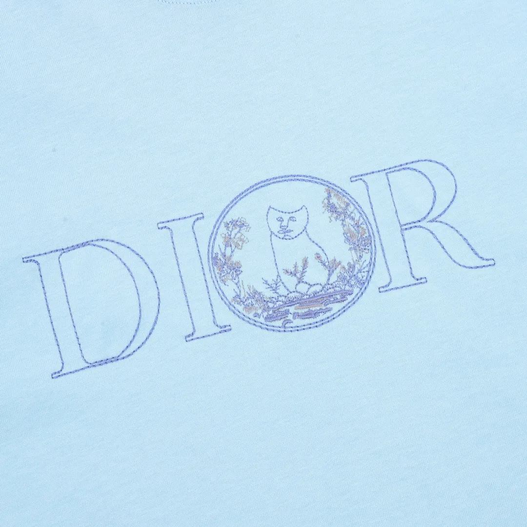 🅿️210 DIOR/Dior little blue cat embroidered short-sleeved T-shirt. Pure cotton double yarn fabric, using high-density thread embroidery, loose version, equipped with a full set of accessories. The fabric is soft, thick and complete with three standards, streamlined but not boring, versatile and atmospheric, interpreting the characteristics of casual fashion themes. The front little blue cat embroidery and the brand LOGO are combined with the design to integrate with the body, creating a rich and diverse texture to highlight the charm of diverse trend details. The same style for men and women. Size: XS-L