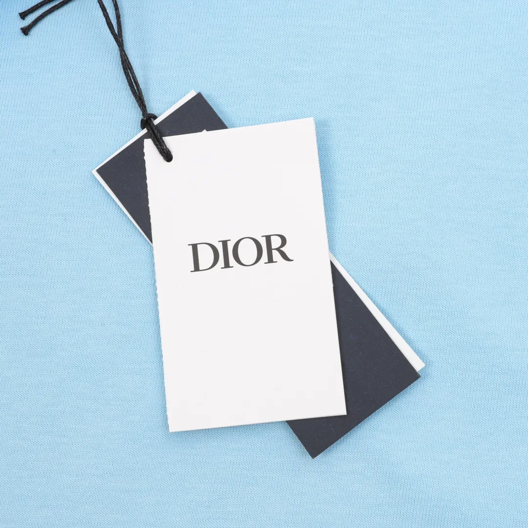 🅿️210 DIOR/Dior little blue cat embroidered short-sleeved T-shirt. Pure cotton double yarn fabric, using high-density thread embroidery, loose version, equipped with a full set of accessories. The fabric is soft, thick and complete with three standards, streamlined but not boring, versatile and atmospheric, interpreting the characteristics of casual fashion themes. The front little blue cat embroidery and the brand LOGO are combined with the design to integrate with the body, creating a rich and diverse texture to highlight the charm of diverse trend details. The same style for men and women. Size: XS-L