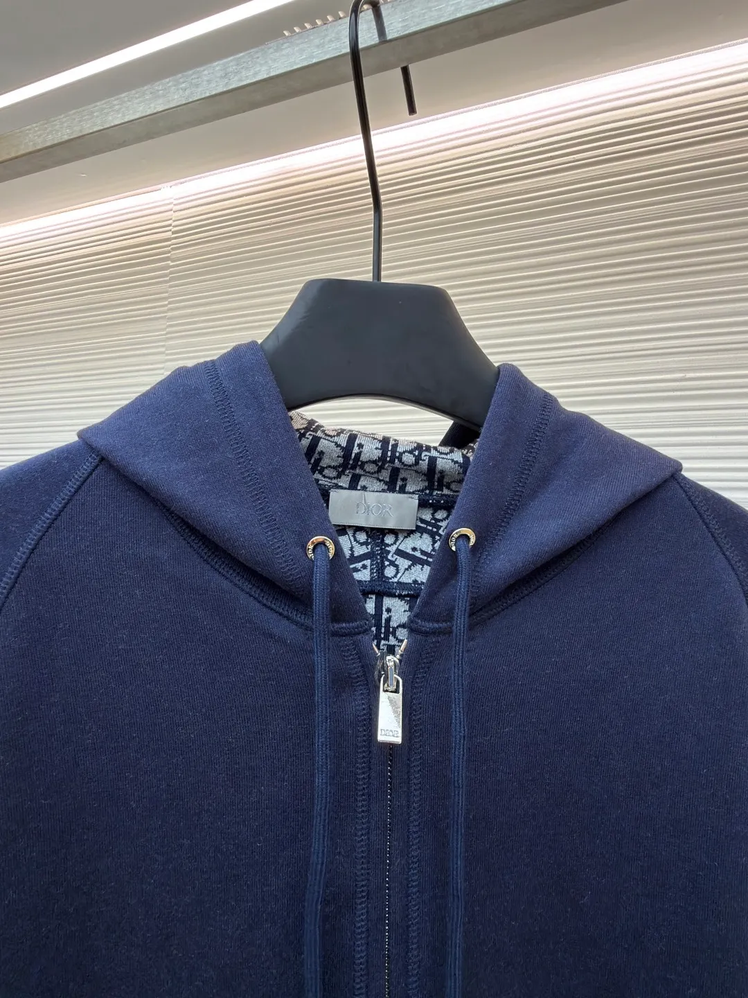 Dior presbyopic wool cashmere hooded cardigan jacket ●Original version: purchased and developed by 16986 ●Item number: 1680894-C00 ●Fabric: wool cashmere fabric ●Technology: jacquard texture production ●Version: fitted version ●Weight: about 990 grams ●Size: S-M-L-XL ●Description: The fabric is made of cashmere fabric, containing 50% wool and pure cotton, with original hemming inside, jacquard letters, integrated design. One side has a solid color logo, and the spliced side has a classic presbyopia. It can be worn on both sides to change the style at any time. Customized imported velvet imported machine weaving, the material is conscientious and full of high-end texture. It is comfortable to wear and skin-friendly. It is made by a large factory and has perfect details and texture. The fabric is made of imported cashmere yarn. New product for early autumn! Hot style return! New version of dropped shoulder design High-grade navy blue presbyopic logo zipper cashmere jacket. Reversible. The letter jacquard texture on the back is luxurious and handsome. The hooded design is fashionable and advanced. The classic version does not make people look slimmer. Highly recommended! The overall wiring is straight and delicate, the fabric is comfortable and soft, and the color is consistent without color difference. It can be matched with the same style to create a fashionable look and control various occasions. Customized accessories, complete with three standards, same style for men and women!