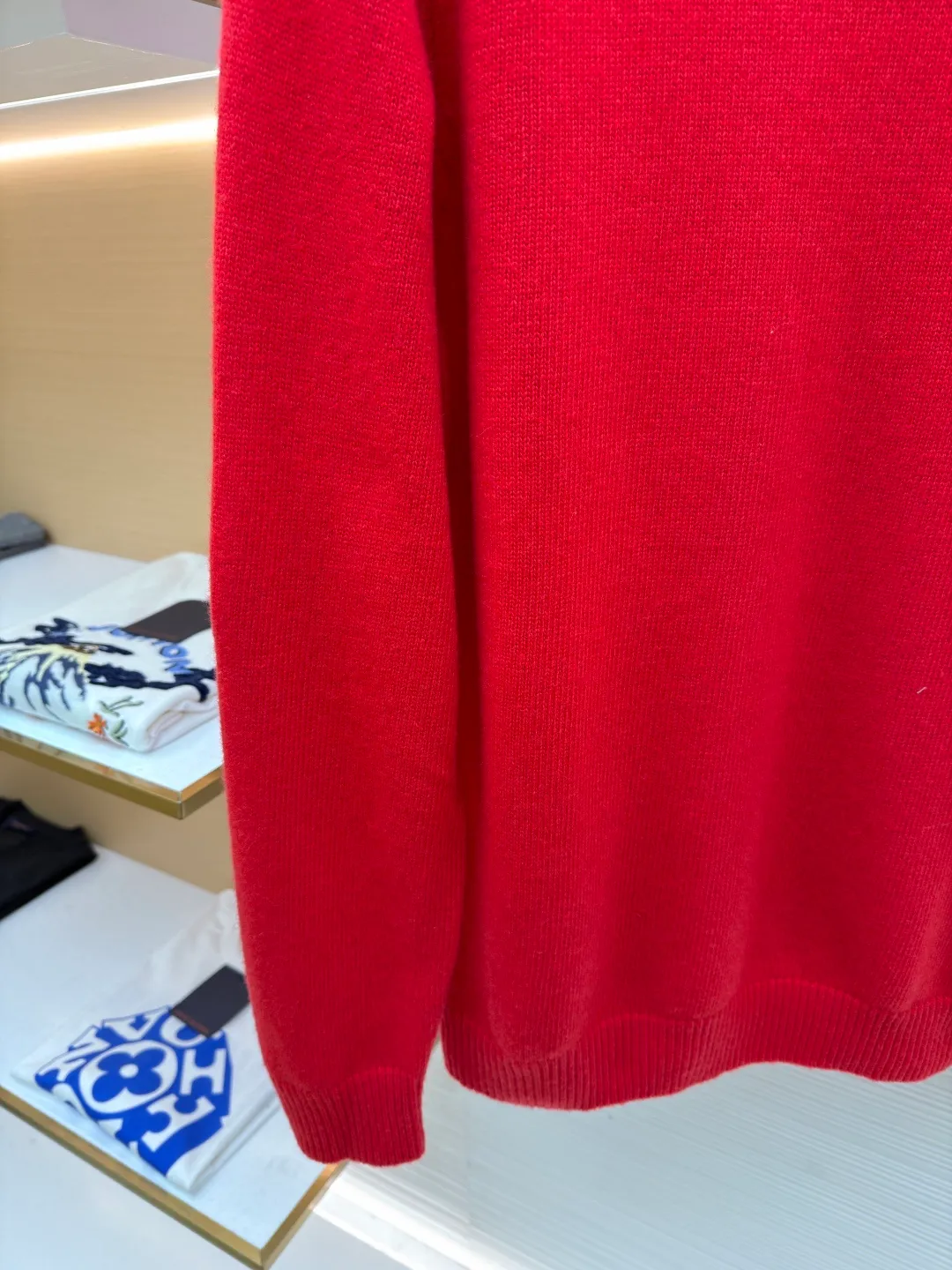 Dior patchwork letter jacquard pocket knitted sweater ●Original version: purchased and developed by 19049 ●Item number: 1682529-B10 ●Fabric: wool fabric ●Technology: jacquard knitting ●Color: red ●Version: fitted version ●Weight: about 475 grams ●Size: S-M-L-XL ●Description: This DIOR The SS26 summer series red sweater is woven with high-quality combed cotton threads and uses plain knitting technology to create the body. The fabric is fine, soft, elastic, breathable and skin-friendly, and is not prone to pilling or snagging. The brand's classic presbyopia pattern pocket on the left side of the body is made using patch printing technology. The printing ink layer is thick and even, and the pattern is clear and three-dimensional. It forms a sharp visual contrast with the red knitted base and highlights the brand recognition. The neckline is a classic round neck design, with double-needle reinforced hemming technology and a custom-made threaded collar, making it durable and not prone to loosening. The cuffs and hem are ribbed in the same color, with moderate elasticity to fit the body shape. The overall cut is a fitted silhouette. The stitching is straight and fine. The customized accessories and three labels are complete. The details and craftsmanship show the level of luxury. It is suitable for daily casual and light business wear scenarios. The overall wiring is straight and delicate, the fabric is comfortable and soft, and the color is consistent without color difference. It can be matched with the same style to create a fashionable look and control various occasions. Customized accessories, complete with three standards, same style for men and women!