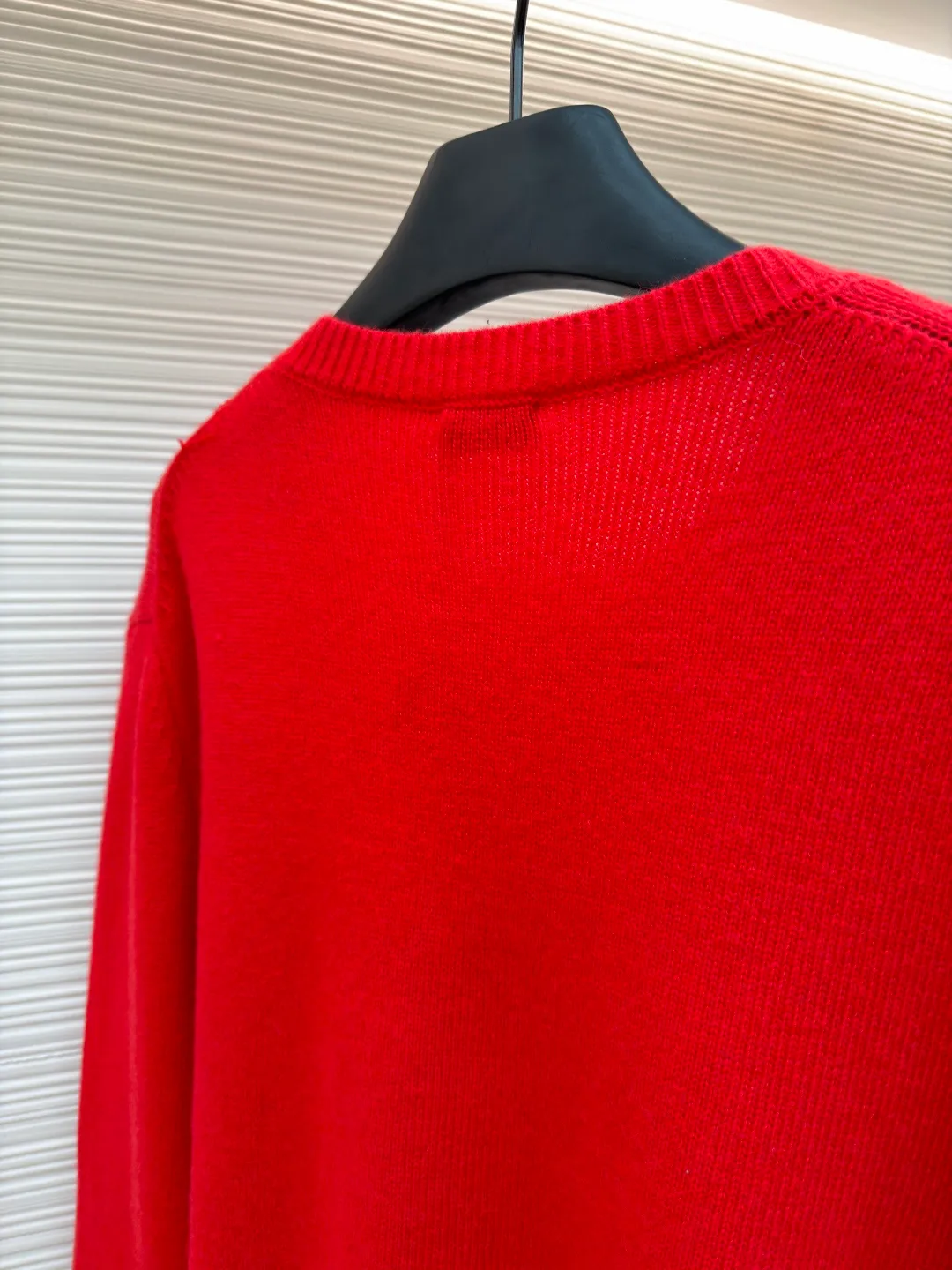 Dior patchwork letter jacquard pocket knitted sweater ●Original version: purchased and developed by 19049 ●Item number: 1682529-B10 ●Fabric: wool fabric ●Technology: jacquard knitting ●Color: red ●Version: fitted version ●Weight: about 475 grams ●Size: S-M-L-XL ●Description: This DIOR The SS26 summer series red sweater is woven with high-quality combed cotton threads and uses plain knitting technology to create the body. The fabric is fine, soft, elastic, breathable and skin-friendly, and is not prone to pilling or snagging. The brand's classic presbyopia pattern pocket on the left side of the body is made using patch printing technology. The printing ink layer is thick and even, and the pattern is clear and three-dimensional. It forms a sharp visual contrast with the red knitted base and highlights the brand recognition. The neckline is a classic round neck design, with double-needle reinforced hemming technology and a custom-made threaded collar, making it durable and not prone to loosening. The cuffs and hem are ribbed in the same color, with moderate elasticity to fit the body shape. The overall cut is a fitted silhouette. The stitching is straight and fine. The customized accessories and three labels are complete. The details and craftsmanship show the level of luxury. It is suitable for daily casual and light business wear scenarios. The overall wiring is straight and delicate, the fabric is comfortable and soft, and the color is consistent without color difference. It can be matched with the same style to create a fashionable look and control various occasions. Customized accessories, complete with three standards, same style for men and women!