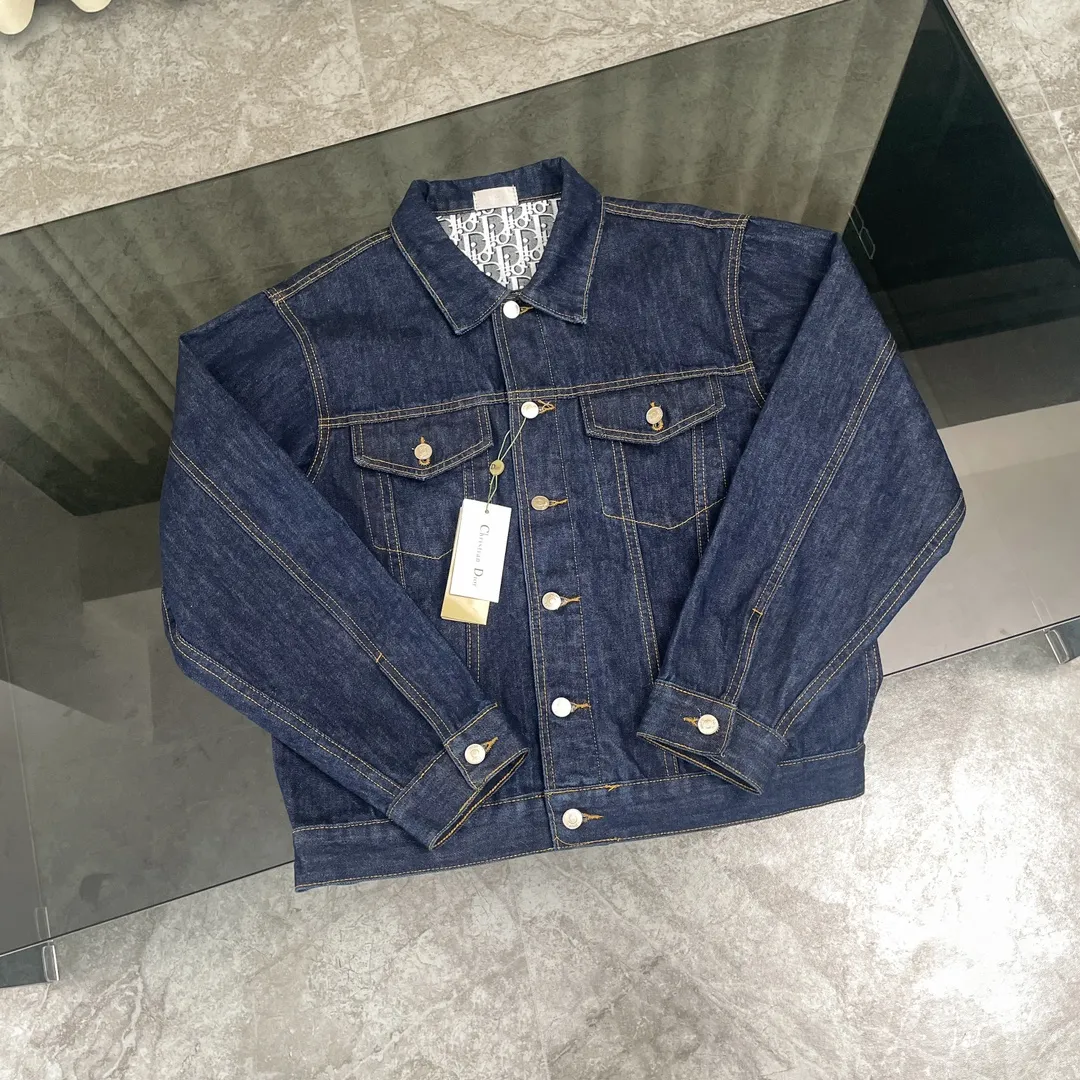 🅿️330 (Correct version, top replica) Dior/Dior reversible presbyopic CD all-over logo print jacket denim shirt jacket reversible couple style. On sale at the counter, the black lined denim jacket is retro and modern, dark black denim with light letter cycle printing, the same style for men and women is highly recommended! Very upright style, the classic Dior pattern on the inside is stunning. Exclusive and high quality, different from all versions on the market. It is made of imported heavy-duty jacquard fabric with perfect details. It has been washed many times and feels comfortable. The edges of the high-density embroidered letters on the back are treated with old holes. It is matched with the exclusive custom-made original uniform button accessories. It can be described as ingenious quality. Size: M L XL