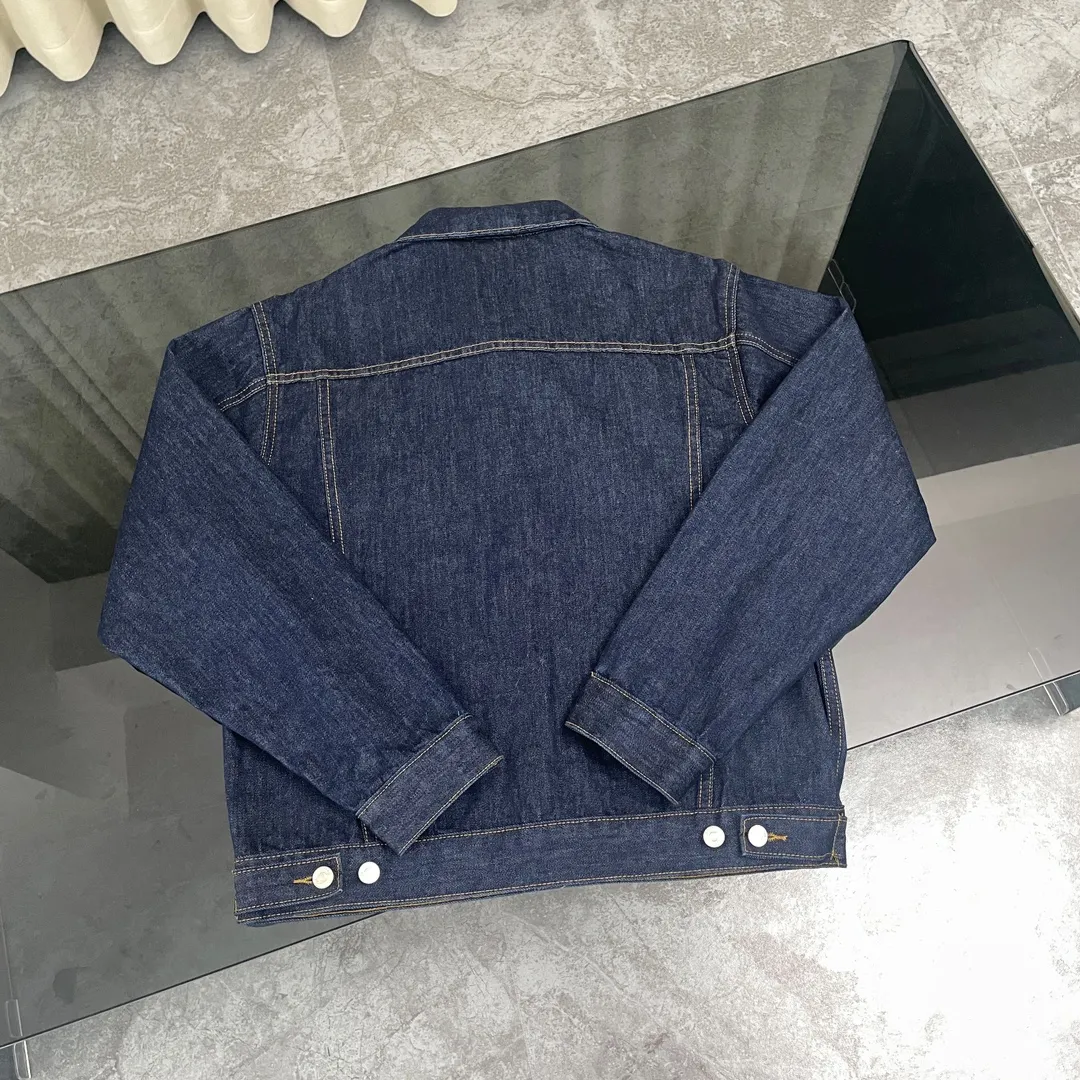 🅿️330 (Correct version, top replica) Dior/Dior reversible presbyopic CD all-over logo print jacket denim shirt jacket reversible couple style. On sale at the counter, the black lined denim jacket is retro and modern, dark black denim with light letter cycle printing, the same style for men and women is highly recommended! Very upright style, the classic Dior pattern on the inside is stunning. Exclusive and high quality, different from all versions on the market. It is made of imported heavy-duty jacquard fabric with perfect details. It has been washed many times and feels comfortable. The edges of the high-density embroidered letters on the back are treated with old holes. It is matched with the exclusive custom-made original uniform button accessories. It can be described as ingenious quality. Size: M L XL