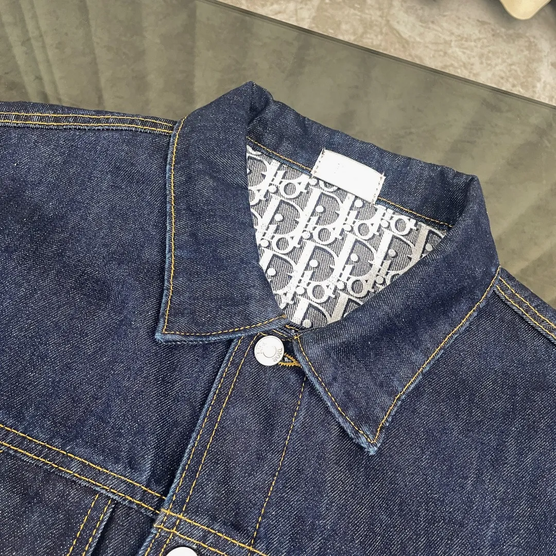 🅿️330 (Correct version, top replica) Dior/Dior reversible presbyopic CD all-over logo print jacket denim shirt jacket reversible couple style. On sale at the counter, the black lined denim jacket is retro and modern, dark black denim with light letter cycle printing, the same style for men and women is highly recommended! Very upright style, the classic Dior pattern on the inside is stunning. Exclusive and high quality, different from all versions on the market. It is made of imported heavy-duty jacquard fabric with perfect details. It has been washed many times and feels comfortable. The edges of the high-density embroidered letters on the back are treated with old holes. It is matched with the exclusive custom-made original uniform button accessories. It can be described as ingenious quality. Size: M L XL