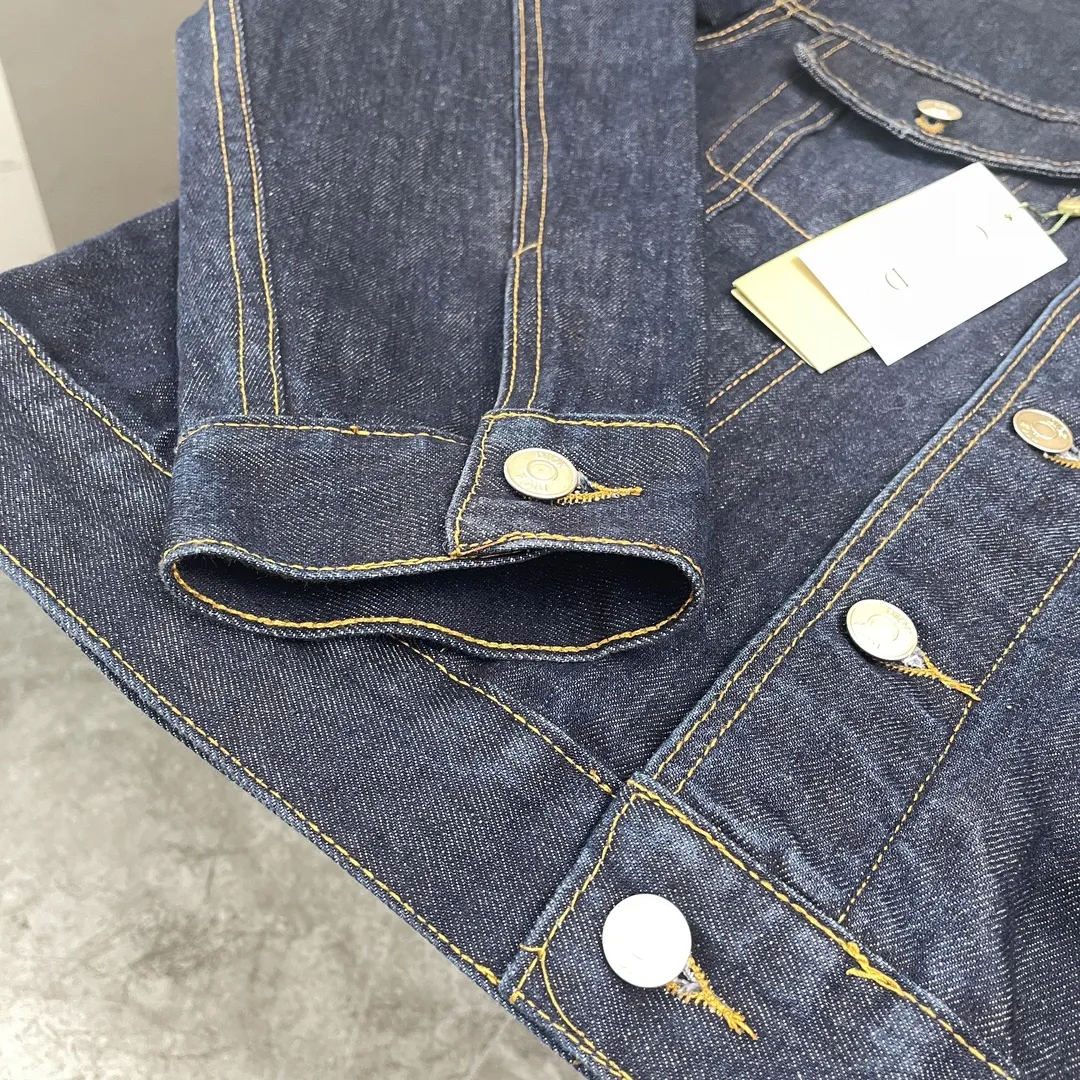 🅿️330 (Correct version, top replica) Dior/Dior reversible presbyopic CD all-over logo print jacket denim shirt jacket reversible couple style. On sale at the counter, the black lined denim jacket is retro and modern, dark black denim with light letter cycle printing, the same style for men and women is highly recommended! Very upright style, the classic Dior pattern on the inside is stunning. Exclusive and high quality, different from all versions on the market. It is made of imported heavy-duty jacquard fabric with perfect details. It has been washed many times and feels comfortable. The edges of the high-density embroidered letters on the back are treated with old holes. It is matched with the exclusive custom-made original uniform button accessories. It can be described as ingenious quality. Size: M L XL