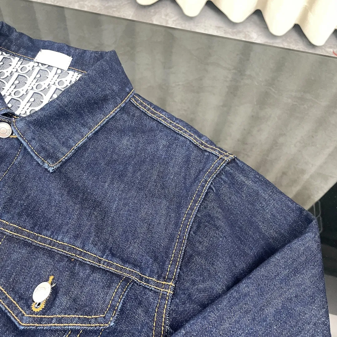 🅿️330 (Correct version, top replica) Dior/Dior reversible presbyopic CD all-over logo print jacket denim shirt jacket reversible couple style. On sale at the counter, the black lined denim jacket is retro and modern, dark black denim with light letter cycle printing, the same style for men and women is highly recommended! Very upright style, the classic Dior pattern on the inside is stunning. Exclusive and high quality, different from all versions on the market. It is made of imported heavy-duty jacquard fabric with perfect details. It has been washed many times and feels comfortable. The edges of the high-density embroidered letters on the back are treated with old holes. It is matched with the exclusive custom-made original uniform button accessories. It can be described as ingenious quality. Size: M L XL