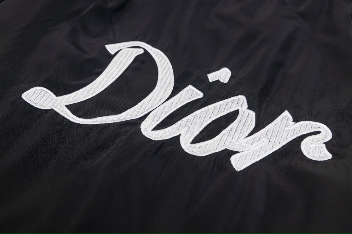 🅿️320 DIOR Dior's new autumn and winter new classic letter embroidered bomber jacket for couples, coat tops 1️⃣Original development of the same high-end high-elastic polyester technology fabric as the Internet celebrity star, waterproof coating, double-layered lining fabric is extremely delicate, the upper body is very soft and comfortable! 2️⃣The iconic logo embroidery design style, combined with the ribbed collar, hem and cuffs, is very youthful and energetic. It can be easily worn by both men and women, and is very in line with the fashion aesthetic concepts of today's young people! 3️⃣Complete three standards, same style for men and women, a must-have for couples Color: Black Size: S, M, L, XL