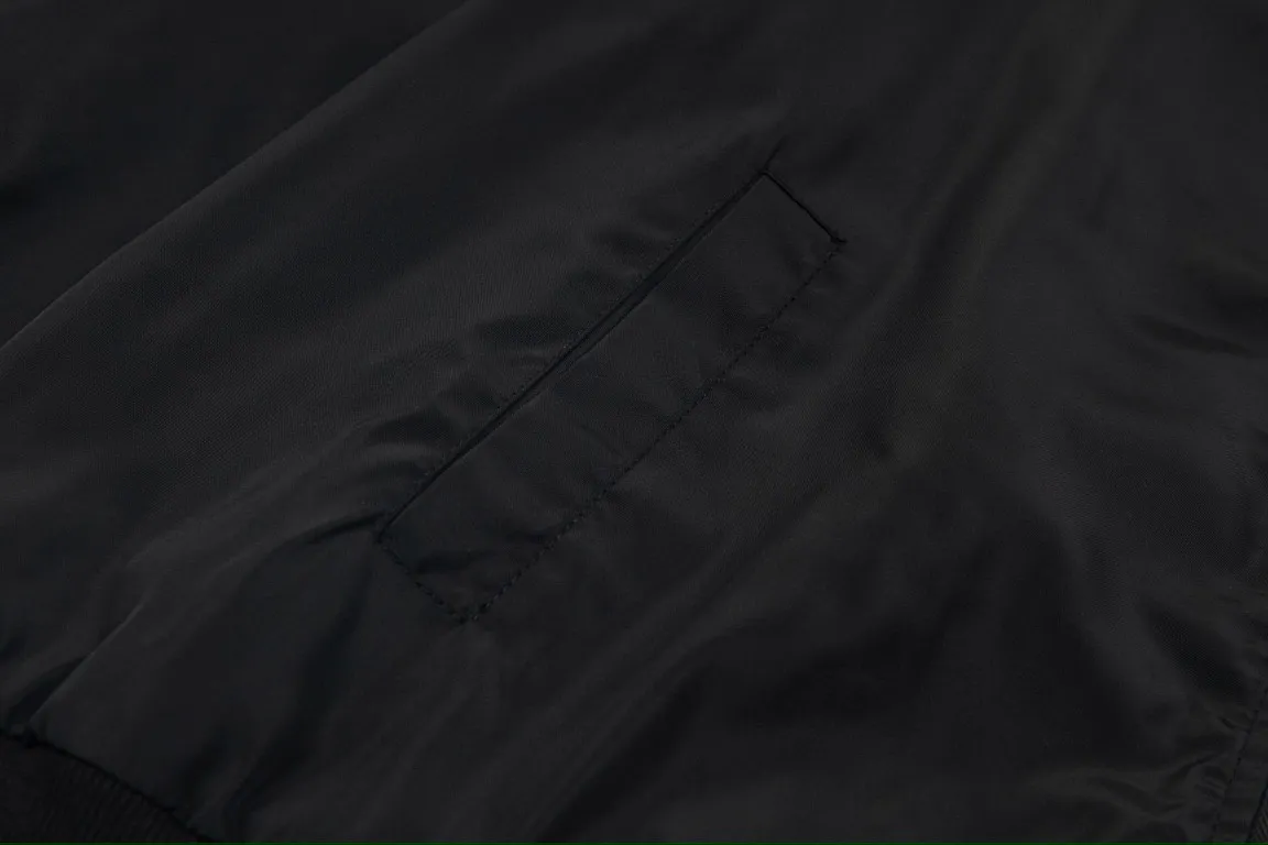 🅿️320 DIOR Dior's new autumn and winter new classic letter embroidered bomber jacket for couples, coat tops 1️⃣Original development of the same high-end high-elastic polyester technology fabric as the Internet celebrity star, waterproof coating, double-layered lining fabric is extremely delicate, the upper body is very soft and comfortable! 2️⃣The iconic logo embroidery design style, combined with the ribbed collar, hem and cuffs, is very youthful and energetic. It can be easily worn by both men and women, and is very in line with the fashion aesthetic concepts of today's young people! 3️⃣Complete three standards, same style for men and women, a must-have for couples Color: Black Size: S, M, L, XL