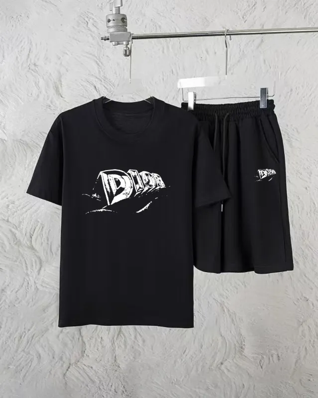 🅿️300 Dior Exclusively provides new trendy men’s fashionable round neck short-sleeved shorts suits, trendy and fashionable casual short-sleeved suits! It has high breathability and comfort, impeccable details, and brand element design concept, reflecting high quality. It presents a casual cut and the upper body shape is great! Material: 260g double yarn pure cotton short sleeves + 360g pure cotton terry shorts Size: S-XXL 🔥 (please state your height and weight when placing an order)