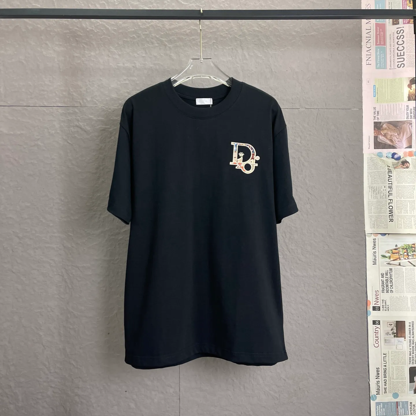🅿️190 /A57 DIOR Dior Fabric upgrade 300 high gram weight High-end three-dimensional embroidery technology Exclusive new original order Same style for men and women Casual loose-fitting short sleeves High-end customization High version Fashionable and versatile imported fabrics Super soft and delicate feel Skin-friendly and comfortable to wear High-end boutique High-temperature washing process to ensure no deformation or shrinkage, summer wear, a comfortable and beautiful value! A must-have item for beauty and aging! The surface is ultra-fine and smooth, uniform, delicate and soft. It is comfortable to wear and can easily create a cool summer feel. It is easy to handle on the upper body and becomes the focus of the street in minutes. Size: S-XL Color: black and white