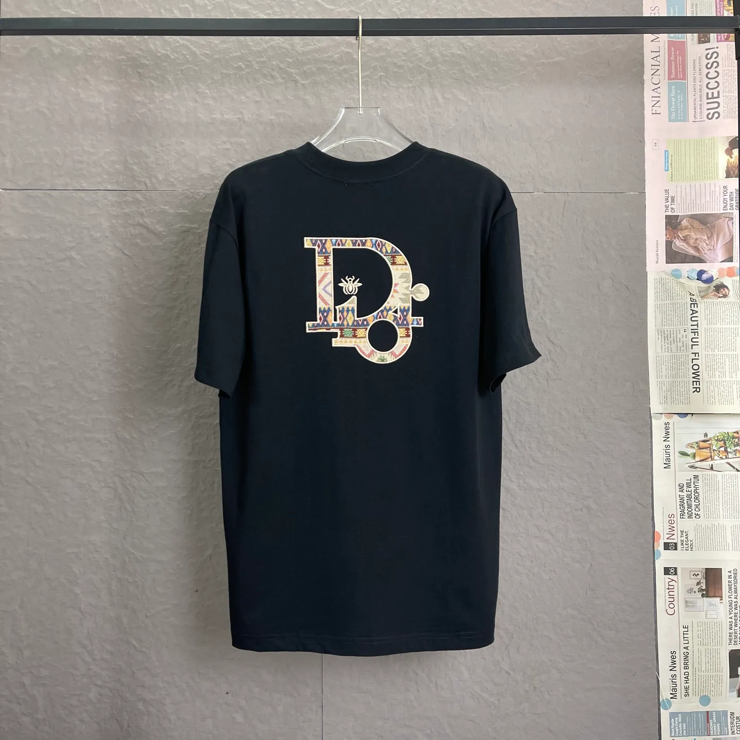 🅿️190 /A57 DIOR Dior Fabric upgrade 300 high gram weight High-end three-dimensional embroidery technology Exclusive new original order Same style for men and women Casual loose-fitting short sleeves High-end customization High version Fashionable and versatile imported fabrics Super soft and delicate feel Skin-friendly and comfortable to wear High-end boutique High-temperature washing process to ensure no deformation or shrinkage, summer wear, a comfortable and beautiful value! A must-have item for beauty and aging! The surface is ultra-fine and smooth, uniform, delicate and soft. It is comfortable to wear and can easily create a cool summer feel. It is easy to handle on the upper body and becomes the focus of the street in minutes. Size: S-XL Color: black and white