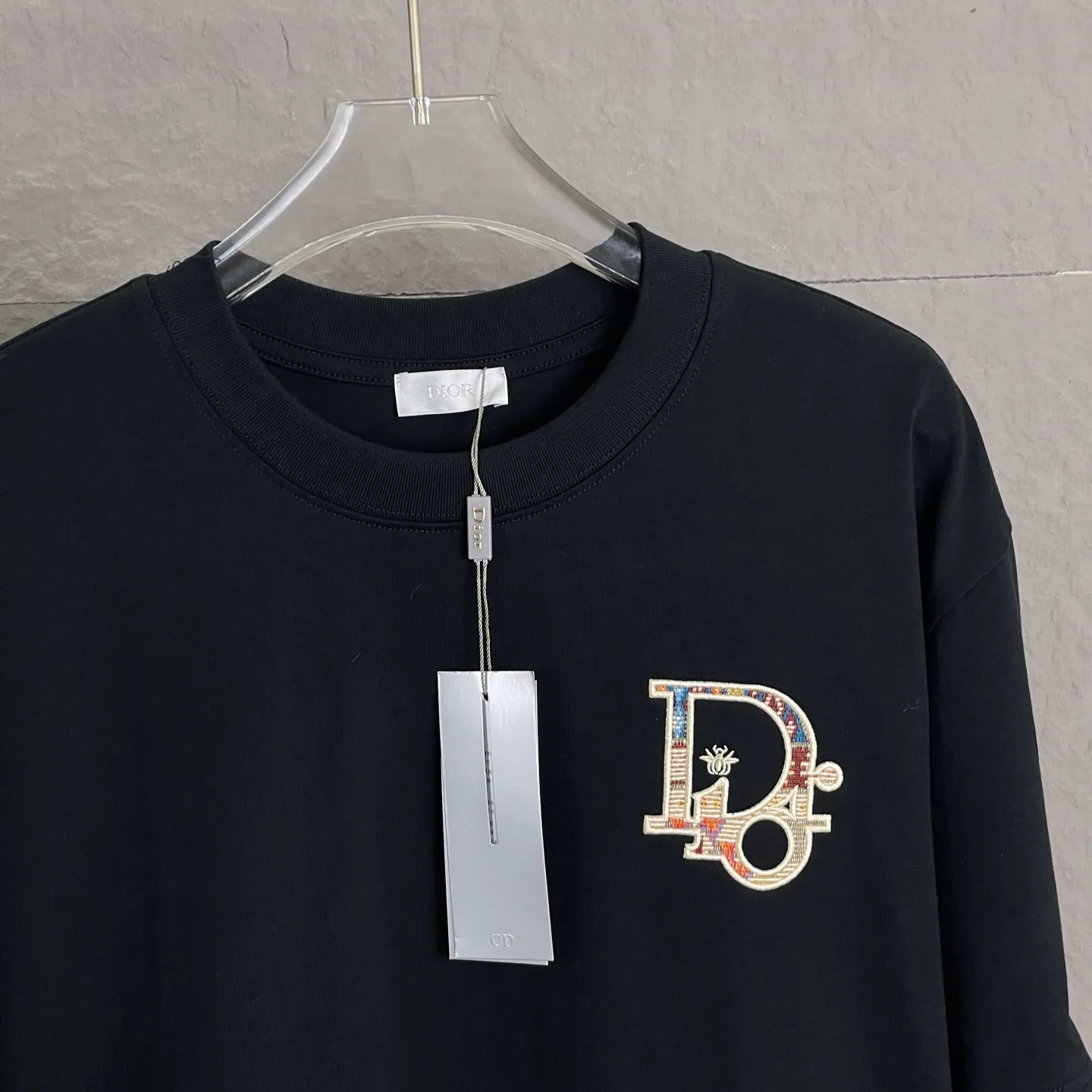 🅿️190 /A57 DIOR Dior Fabric upgrade 300 high gram weight High-end three-dimensional embroidery technology Exclusive new original order Same style for men and women Casual loose-fitting short sleeves High-end customization High version Fashionable and versatile imported fabrics Super soft and delicate feel Skin-friendly and comfortable to wear High-end boutique High-temperature washing process to ensure no deformation or shrinkage, summer wear, a comfortable and beautiful value! A must-have item for beauty and aging! The surface is ultra-fine and smooth, uniform, delicate and soft. It is comfortable to wear and can easily create a cool summer feel. It is easy to handle on the upper body and becomes the focus of the street in minutes. Size: S-XL Color: black and white