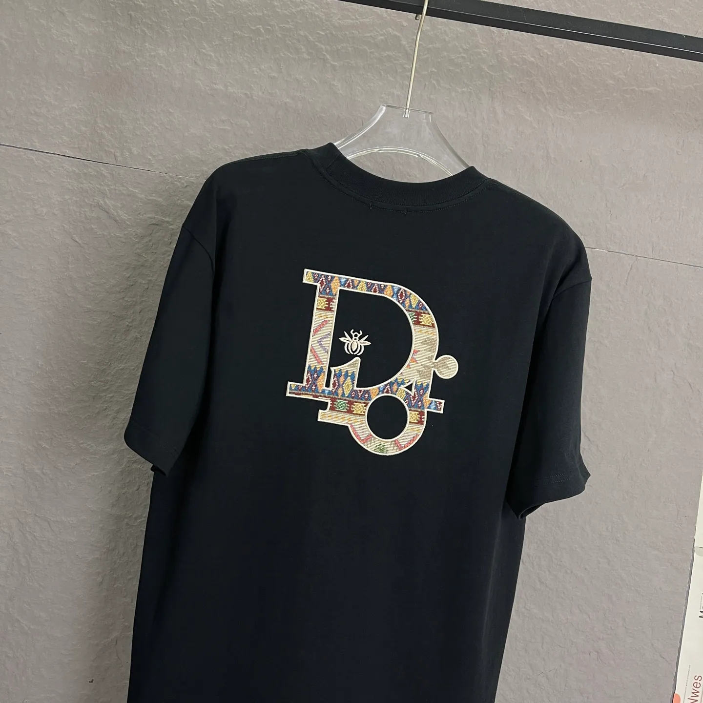 🅿️190 /A57 DIOR Dior Fabric upgrade 300 high gram weight High-end three-dimensional embroidery technology Exclusive new original order Same style for men and women Casual loose-fitting short sleeves High-end customization High version Fashionable and versatile imported fabrics Super soft and delicate feel Skin-friendly and comfortable to wear High-end boutique High-temperature washing process to ensure no deformation or shrinkage, summer wear, a comfortable and beautiful value! A must-have item for beauty and aging! The surface is ultra-fine and smooth, uniform, delicate and soft. It is comfortable to wear and can easily create a cool summer feel. It is easy to handle on the upper body and becomes the focus of the street in minutes. Size: S-XL Color: black and white