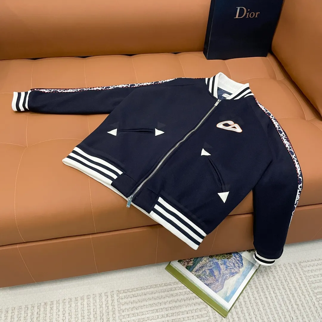 🅿️410 Dior➡️Dior runway style baseball jacket. I ordered the original model and took a month to finally ship it. I love it so much. The upper body is really cool. A blogger on Douyin said that LV's new products this year will become the future trend. If you look through street photos, you will find that celebrities regard it as a collectible jacket, a must-have item for men and women who want light luxury for commuting. Developing the highest version on the entire network, it took 1 month to customize and the cost was extremely high. The German imported flat-machine made custom-woven wool jacquard threads, using the first layer of imported lambskin. The pleated texture is unparalleled. It is hand-cut and meticulously crafted. The stitching position is very technical. Whether the whole garment is good or not depends on this position. Top-notch workmanship and details can stand the test. A full set of customized accessories, the letters are clear and perfectly restored without any difference. High-end atmosphere and full grade! The entire dress is exclusively customized with heavy craftsmanship. The towel patch embroidery is perfectly combined with craft embroidery and precise stitching! Absolute craftsmanship quality!