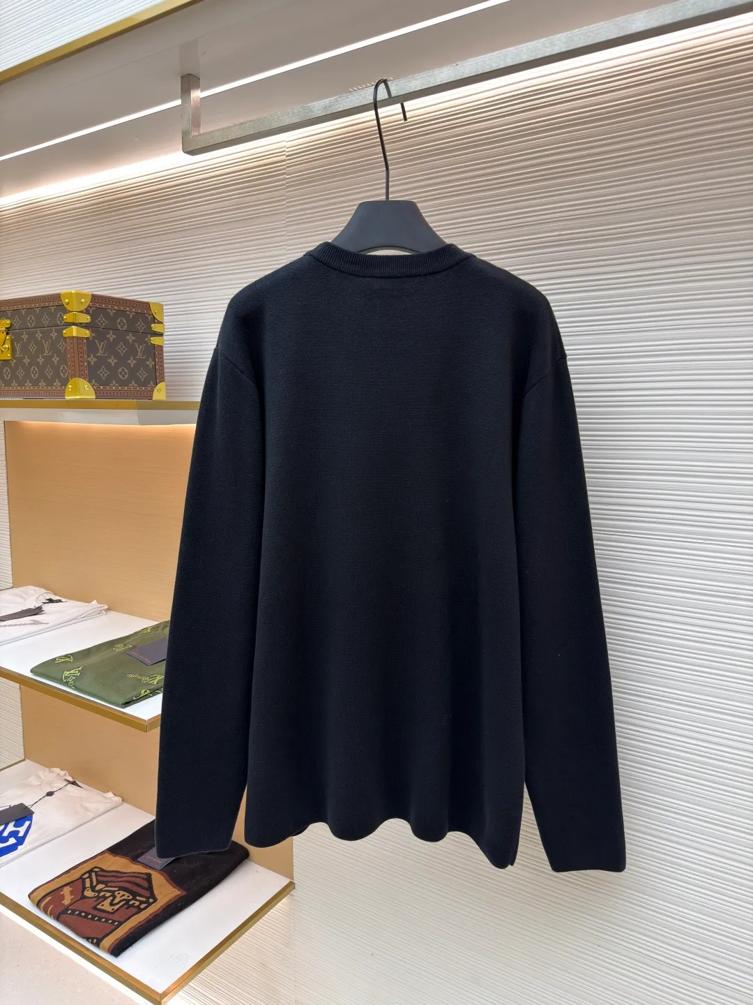 Dior CD letter crew neck sweater ●Original version: purchased and developed by 10862 ●Item number: 1680971-A85 ●Fabric: wool blended fabric ●Technology: knitting ●Version: fitted version ●Weight: about 595 grams ●Size: XS-S-M-L ●Description: The wool material is made of 48 counts of ultra-fine 50% wool and 50% cotton blended yarn. It uses an imported 14-gauge wool loom to double-sided three-dimensional weaving. A single piece takes 270 minutes per piece. The letters on the chest are molded and made with silicone three-dimensional relief embossing technology. Three-label washing is made to order. The overall wiring is straight and delicate, the fabric is comfortable and soft, and the color is consistent without color difference. It can be matched with the same style to create a fashionable look and control various occasions. Customized accessories, complete with three standards, same style for men and women!