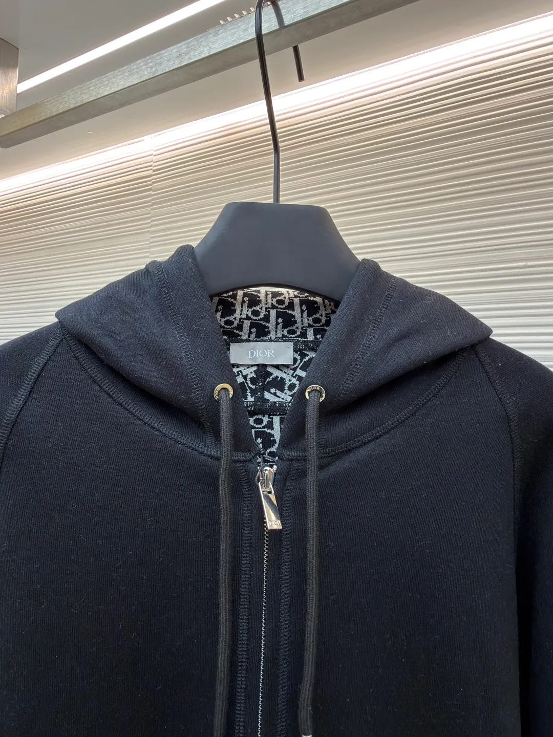 Dior presbyopic wool cashmere hooded cardigan jacket ●Original version: purchased and developed for 17500 ●Item number: 1680896-C00 ●Fabric: wool cashmere fabric ●Technology: Jacquard texture production ●Version: fitted version ●Weight: about 920 grams ●Size: S-M-L-XL ●Description: The fabric is made of cashmere fabric, containing 50% wool and pure cotton, with original hemming inside, jacquard letters, integrated design. One side has a solid color logo, and the spliced side has a classic presbyopia. It can be worn on both sides to change the style at any time. Customized imported velvet imported machine weaving, the material is conscientious and full of high-end texture. It is comfortable to wear and skin-friendly. It is made by a large factory and has perfect details and texture. The fabric is made of imported cashmere yarn. New product for early autumn! Hot style return! New version of dropped shoulder design High-grade navy blue presbyopic logo zipper cashmere jacket. Reversible. The letter jacquard texture on the back is luxurious and handsome. The hooded design is fashionable and advanced. The classic version does not make people look slimmer. Highly recommended! The overall wiring is straight and delicate, the fabric is comfortable and soft, and the color is consistent without color difference. It can be matched with the same style to create a fashionable look and control various occasions. Customized accessories, complete with three standards, same style for men and women!