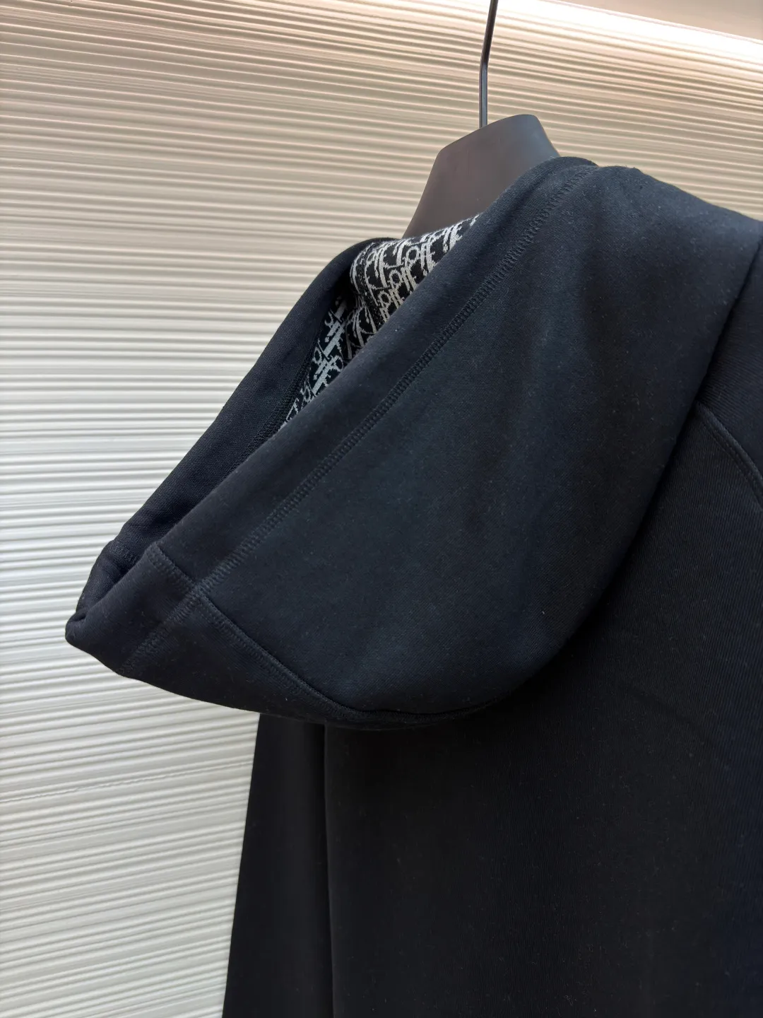 Dior presbyopic wool cashmere hooded cardigan jacket ●Original version: purchased and developed for 17500 ●Item number: 1680896-C00 ●Fabric: wool cashmere fabric ●Technology: Jacquard texture production ●Version: fitted version ●Weight: about 920 grams ●Size: S-M-L-XL ●Description: The fabric is made of cashmere fabric, containing 50% wool and pure cotton, with original hemming inside, jacquard letters, integrated design. One side has a solid color logo, and the spliced side has a classic presbyopia. It can be worn on both sides to change the style at any time. Customized imported velvet imported machine weaving, the material is conscientious and full of high-end texture. It is comfortable to wear and skin-friendly. It is made by a large factory and has perfect details and texture. The fabric is made of imported cashmere yarn. New product for early autumn! Hot style return! New version of dropped shoulder design High-grade navy blue presbyopic logo zipper cashmere jacket. Reversible. The letter jacquard texture on the back is luxurious and handsome. The hooded design is fashionable and advanced. The classic version does not make people look slimmer. Highly recommended! The overall wiring is straight and delicate, the fabric is comfortable and soft, and the color is consistent without color difference. It can be matched with the same style to create a fashionable look and control various occasions. Customized accessories, complete with three standards, same style for men and women!